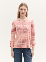 Henley Langarmshirt mit Muster - berry red check design - Ausschnitt Model-Vorderansicht