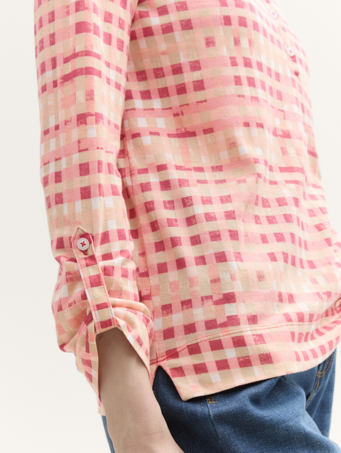 Henley Langarmshirt mit Muster - berry red check design - Detail-Model-Ansicht