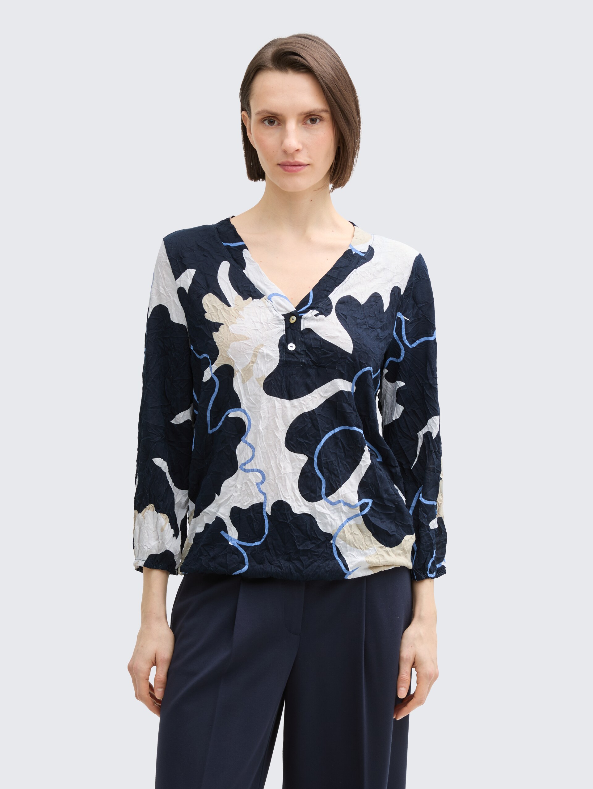 Crinkle Blusenshirt - big floral shapes design - Ausschnitt Model-Vorderansicht