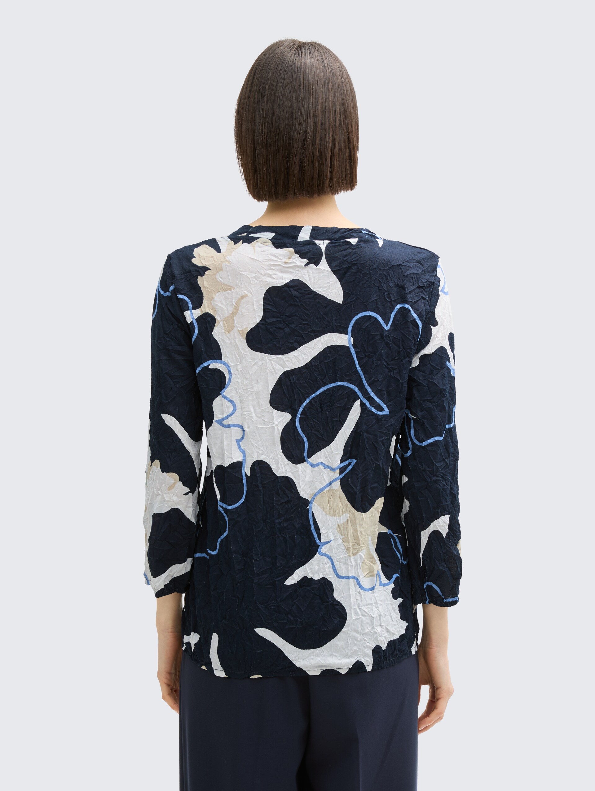 Crinkle Blusenshirt - big floral shapes design - Auschnitt Model-Rückansicht