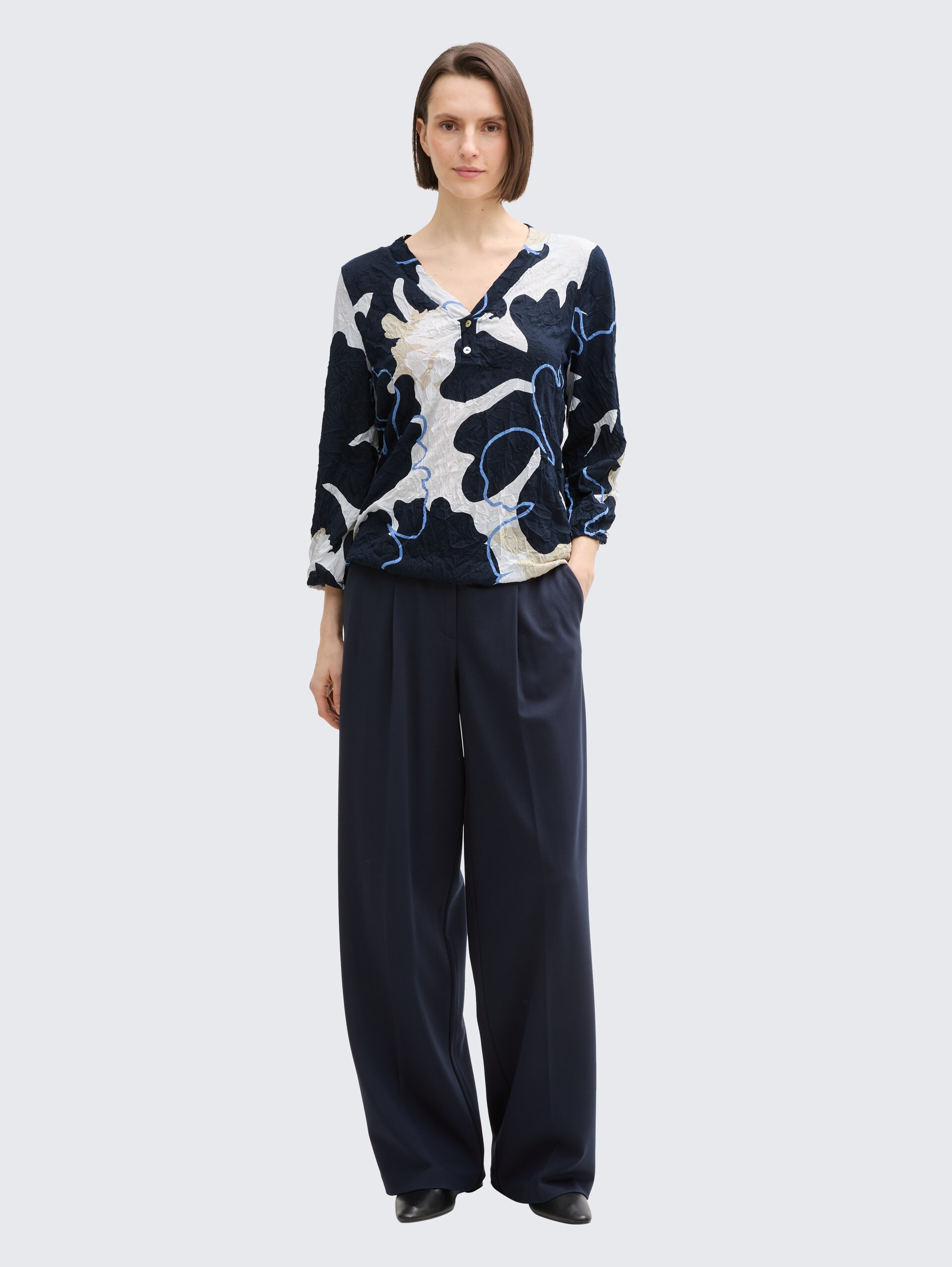Crinkle Blusenshirt - big floral shapes design - Model-Vorderansicht