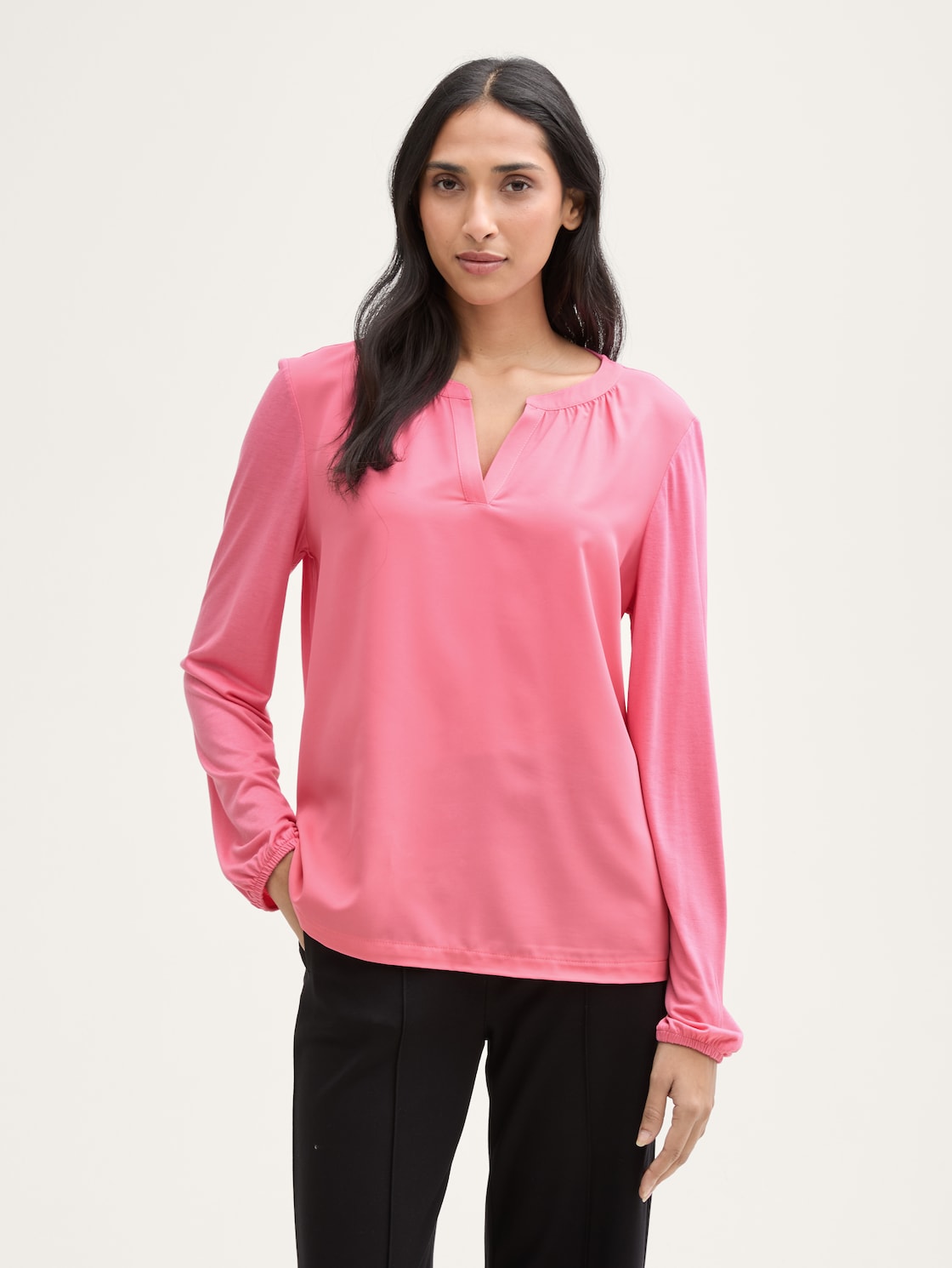 Langarmshirt im Material-Mix - Bright Rose - Ausschnitt Model-Vorderansicht