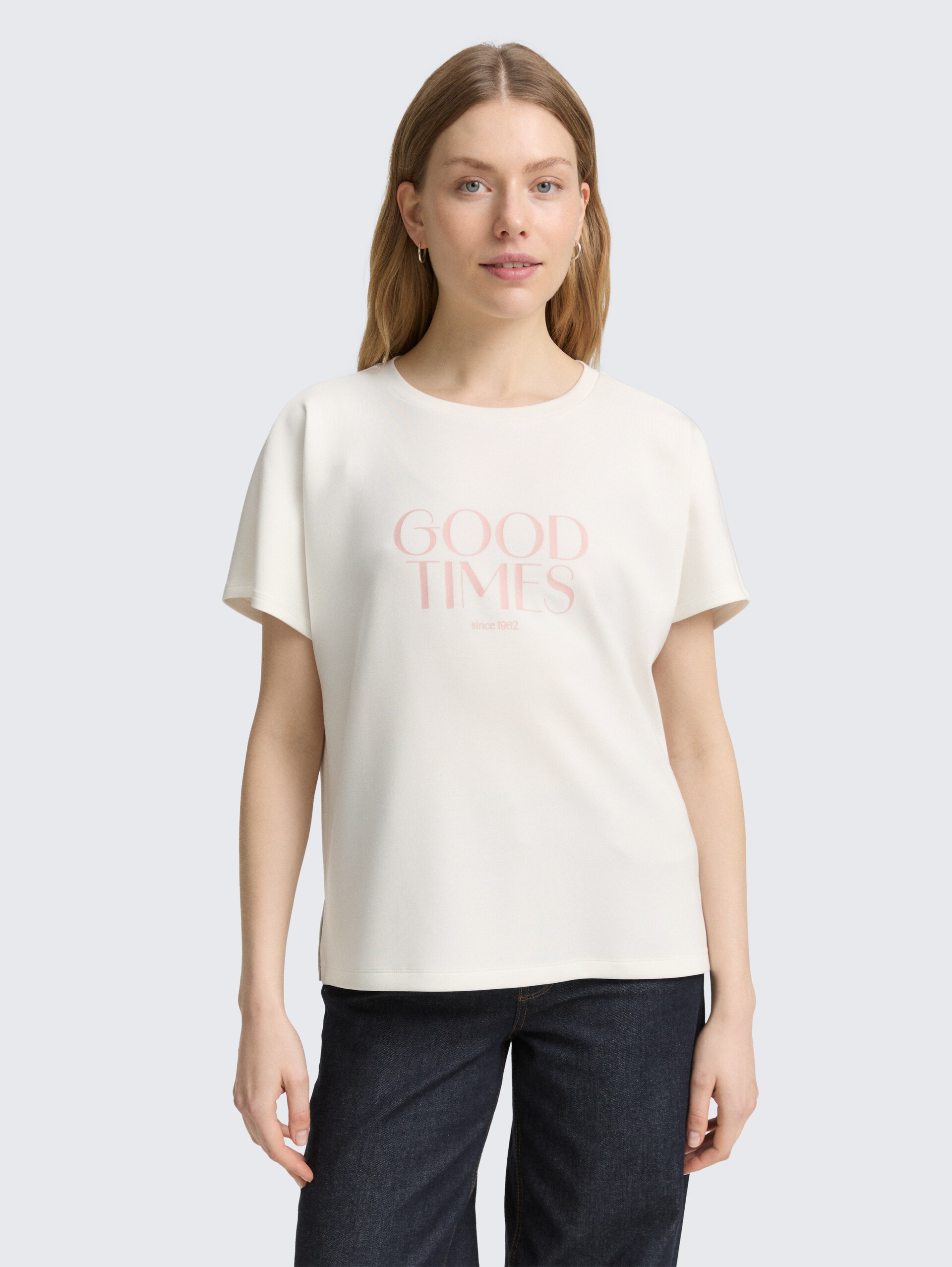Loose Fit T-Shirt mit Print - Soft Clear White - Ausschnitt Model-Vorderansicht