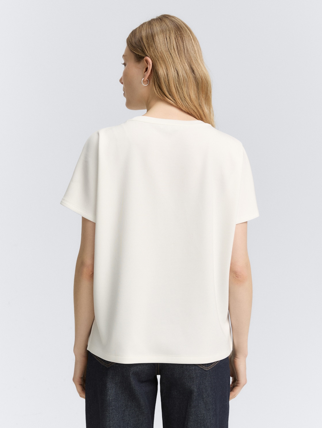 Loose Fit T-Shirt mit Print - Soft Clear White - Auschnitt Model-Rückansicht