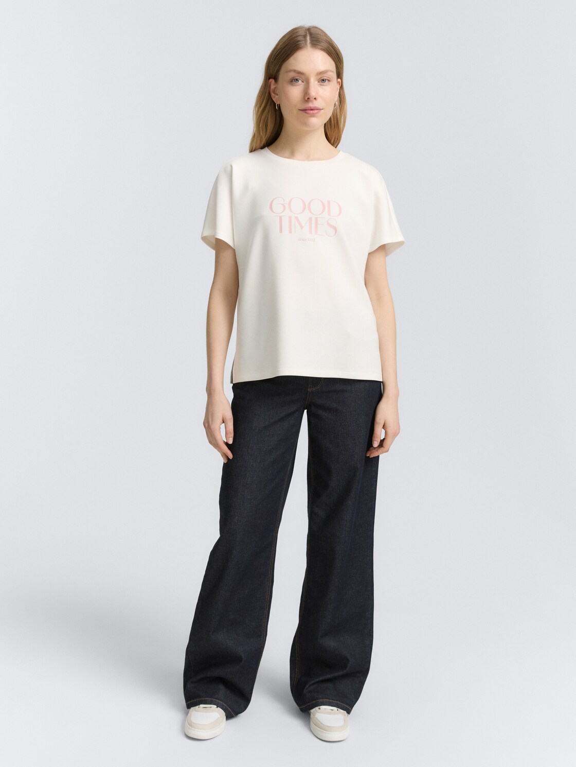 Loose Fit T-Shirt mit Print - Soft Clear White - Model-Vorderansicht