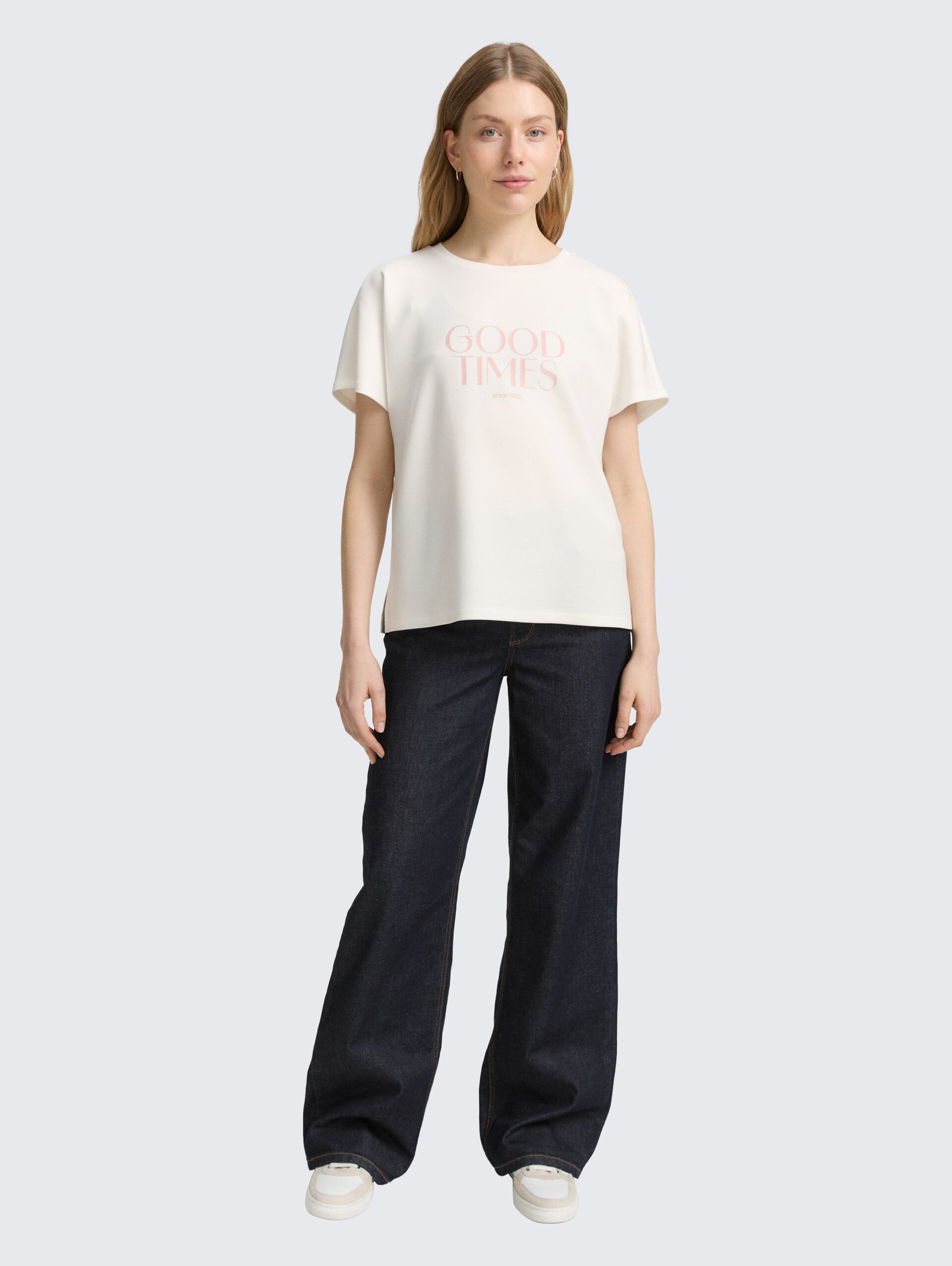 Loose Fit T-Shirt mit Print - Soft Clear White - Model-Vorderansicht