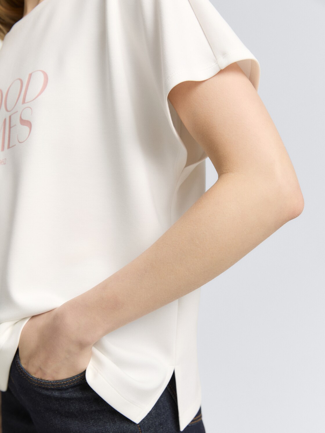 Loose Fit T-Shirt mit Print - Soft Clear White - Detail-Model-Ansicht