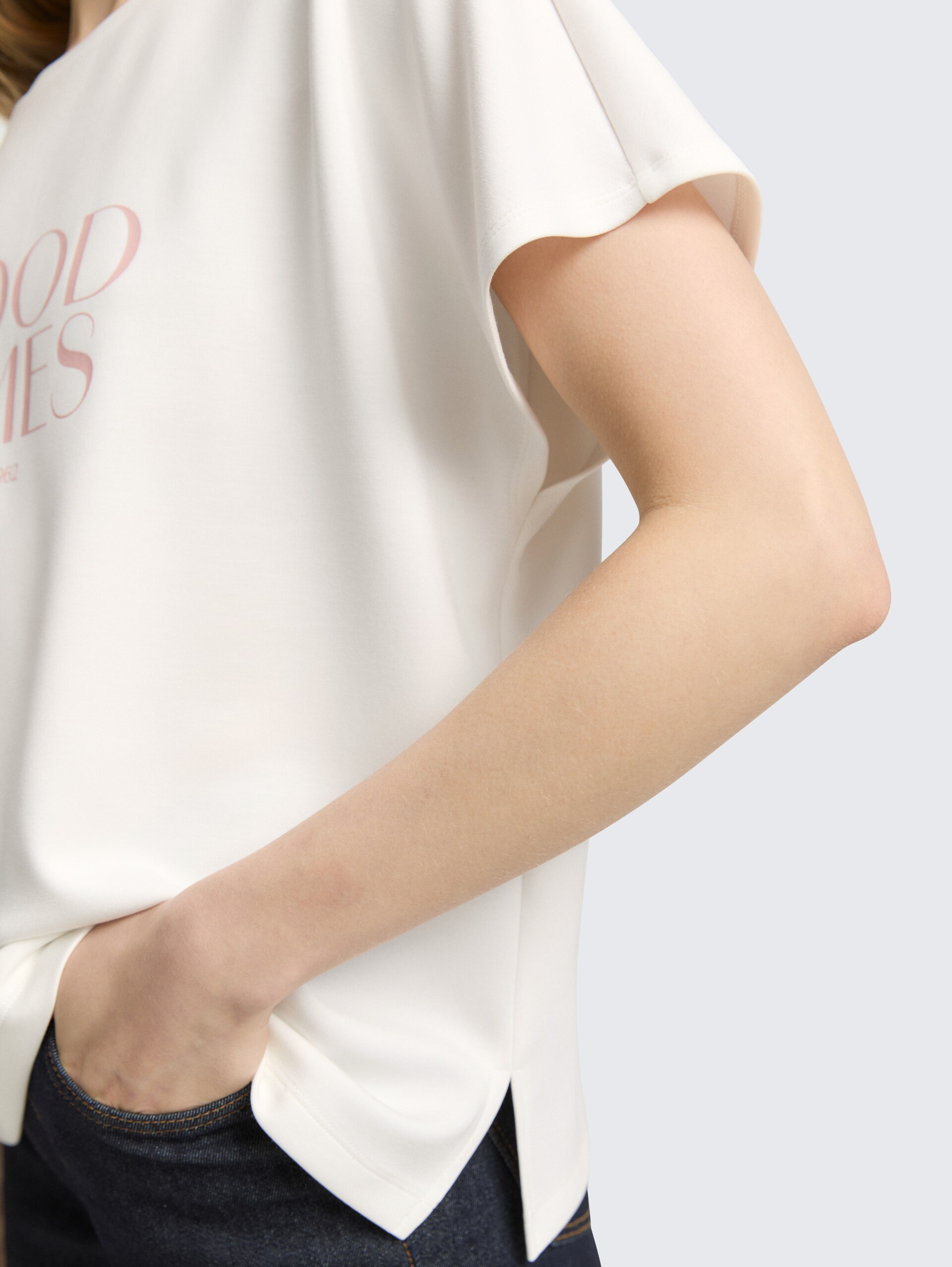 Loose Fit T-Shirt mit Print - Soft Clear White - Detail-Model-Ansicht