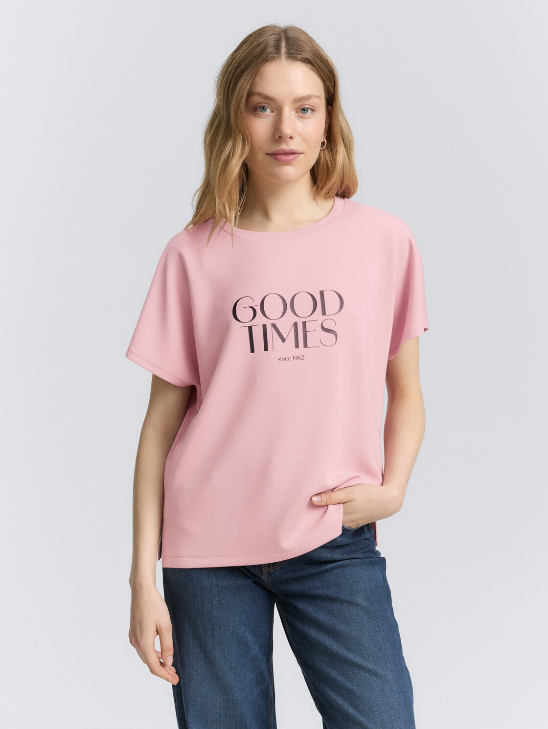 Loose Fit T-Shirt mit Print - Morning Pink - Ausschnitt Model-Vorderansicht