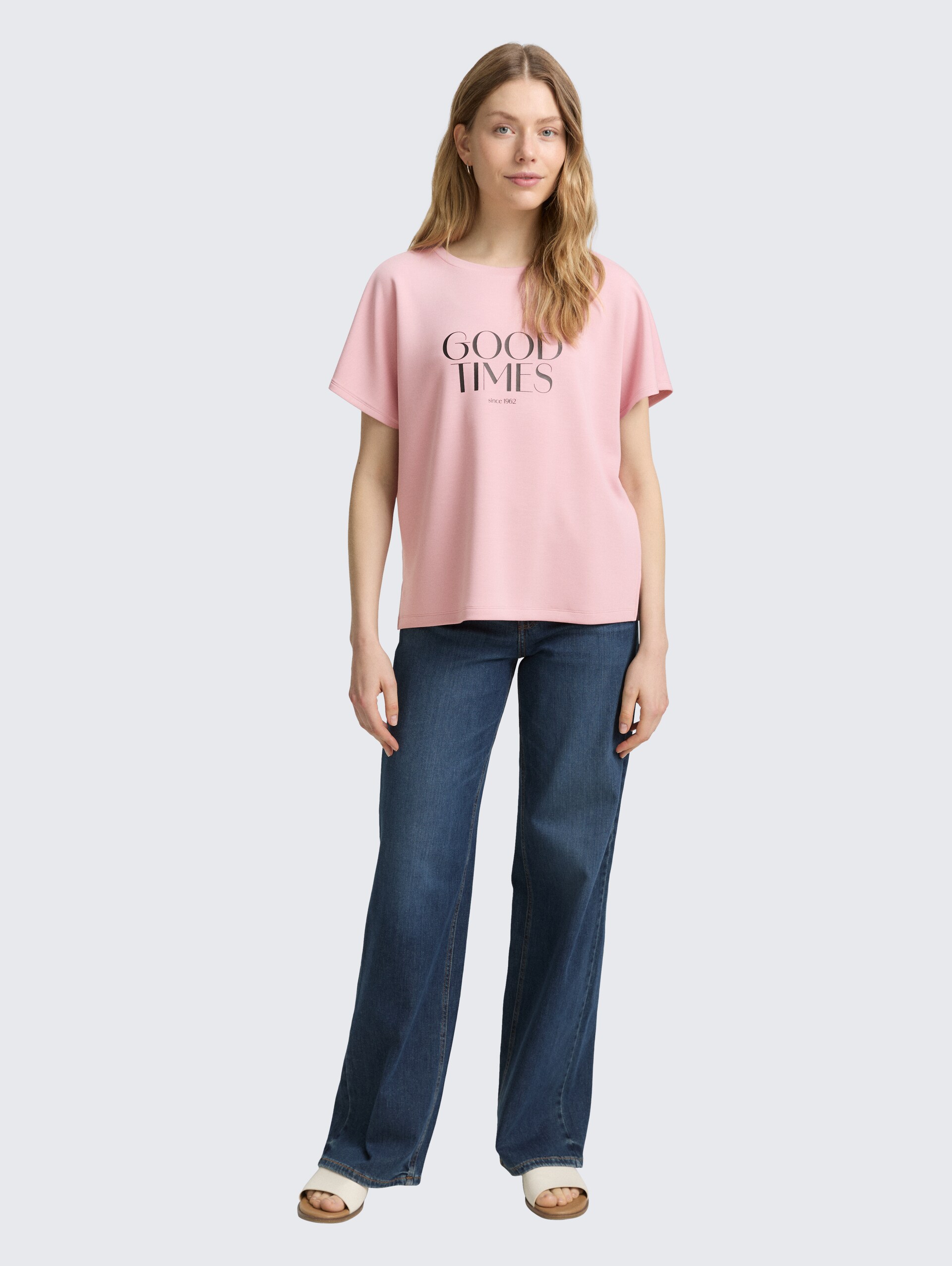 Loose Fit T-Shirt mit Print - Morning Pink - Model-Vorderansicht
