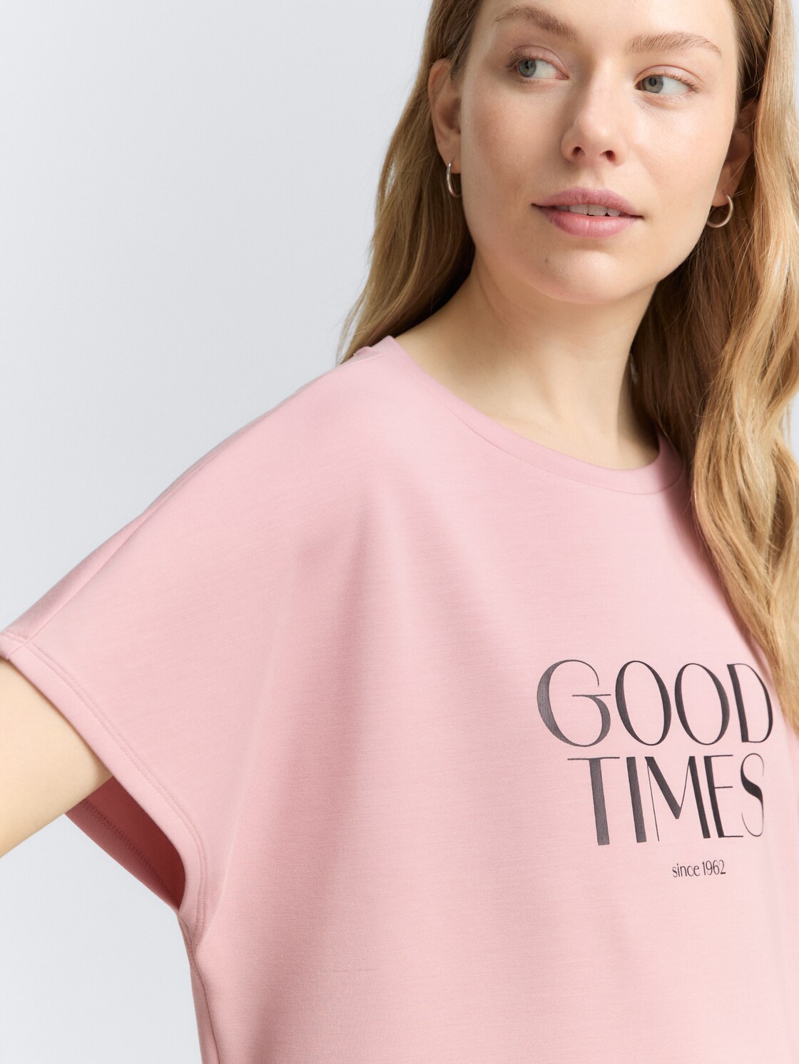 Loose Fit T-Shirt mit Print - Morning Pink - Detail-Model-Ansicht