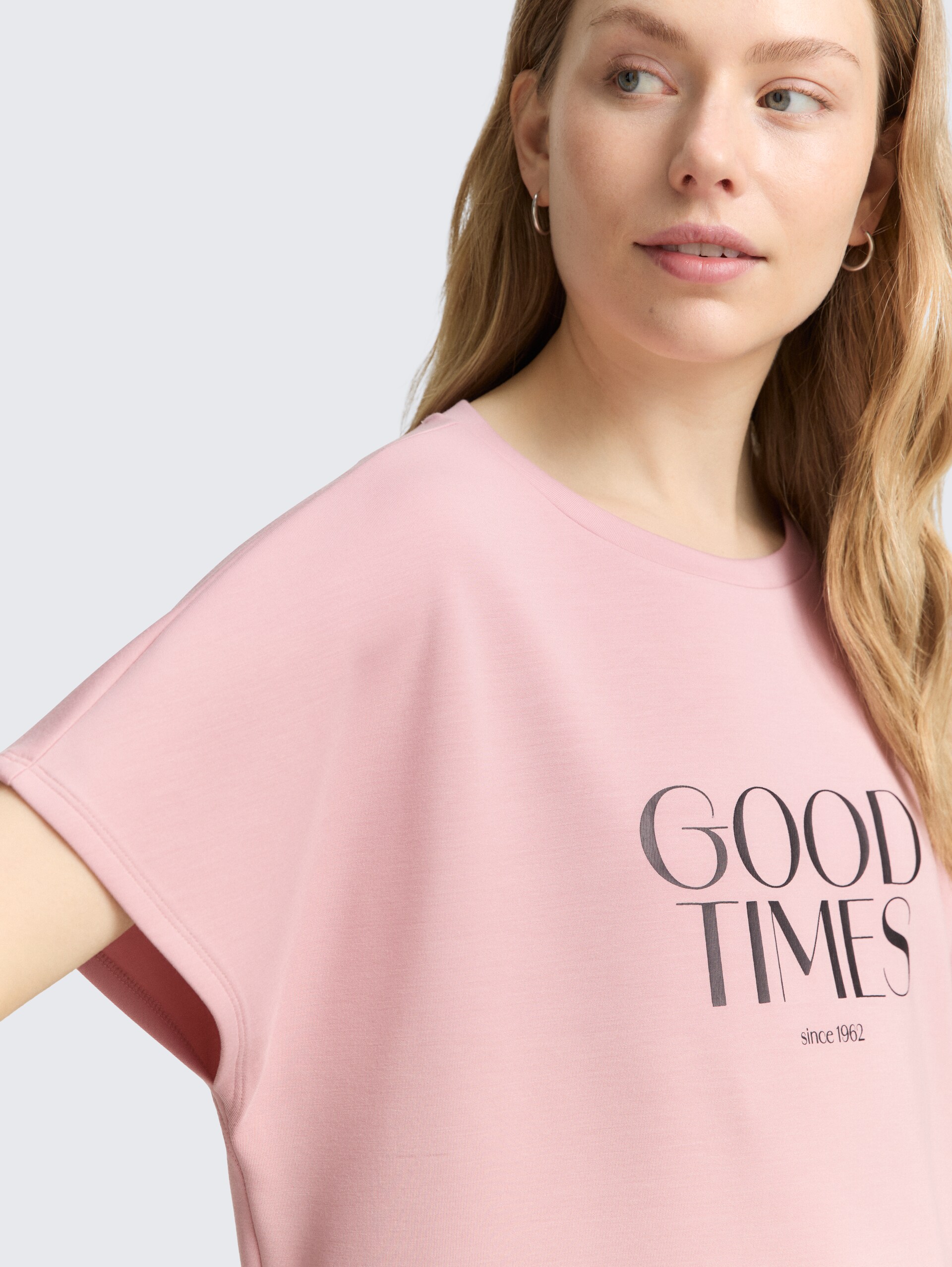 Loose Fit T-Shirt mit Print - Morning Pink - Detail-Model-Ansicht