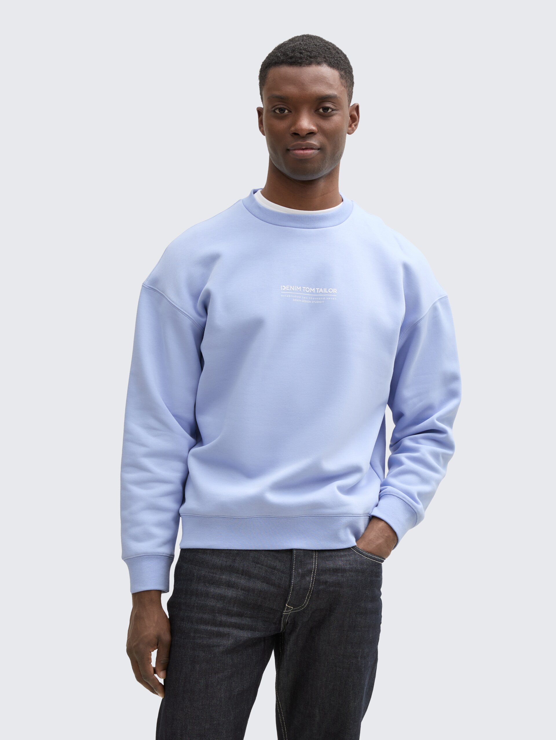 Relaxed Sweatshirt mit Logo-Print - Brunnera Blue - Ausschnitt Model-Vorderansicht