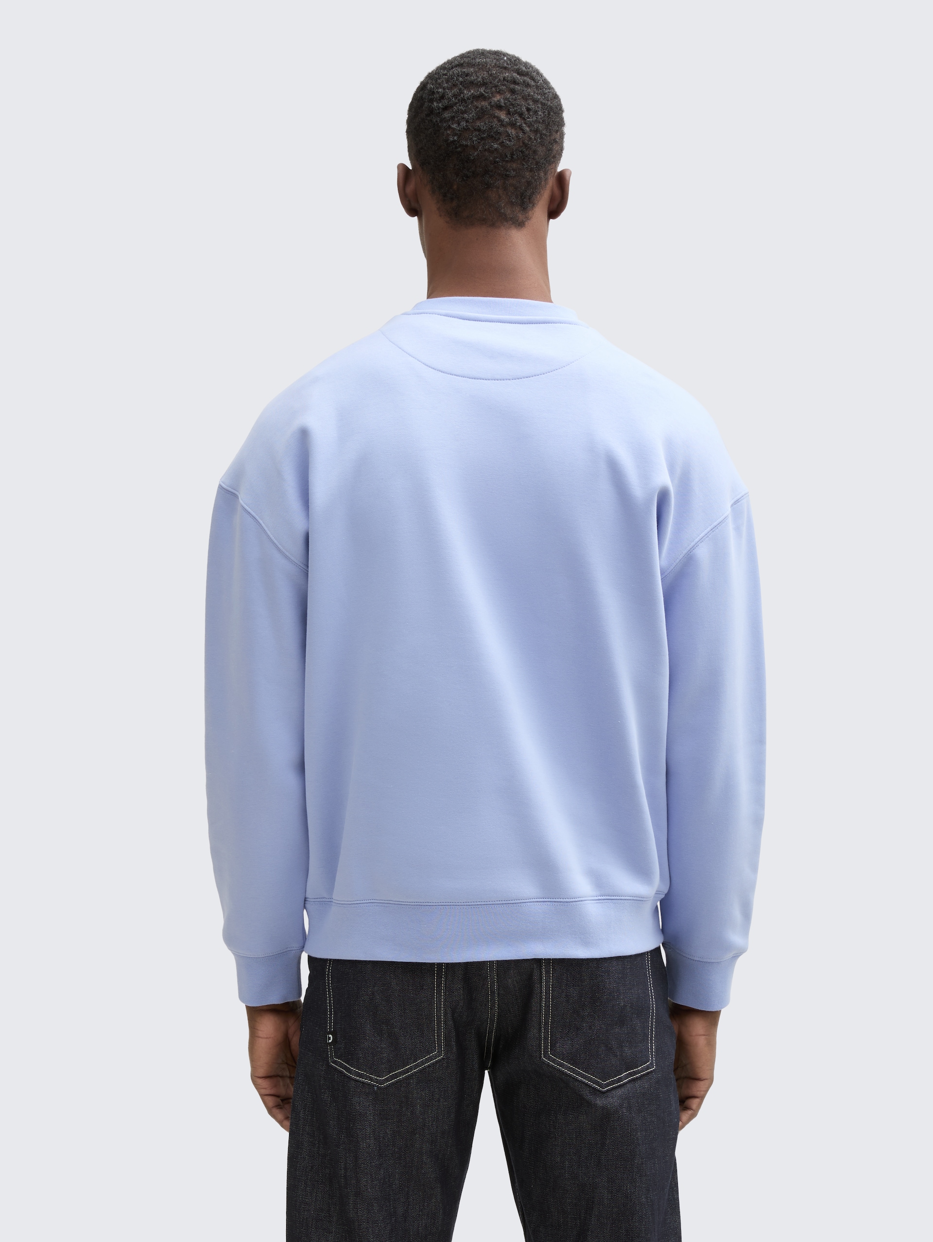 Relaxed Sweatshirt mit Logo-Print - Brunnera Blue - Auschnitt Model-Rückansicht