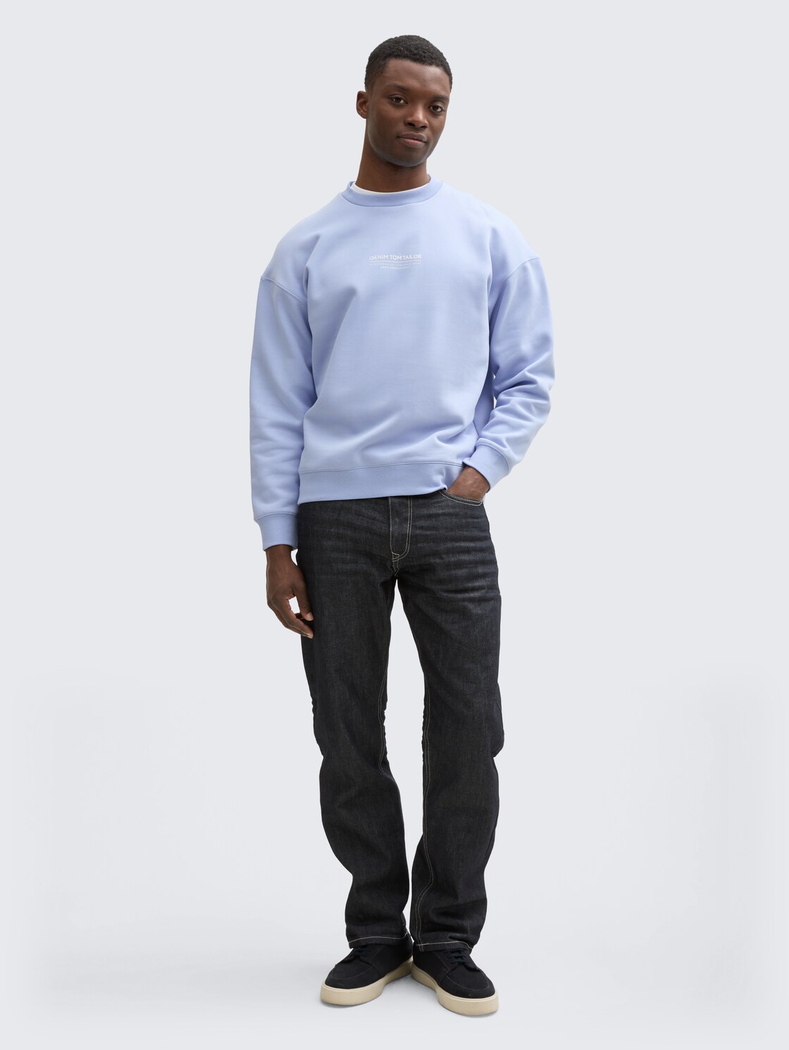 Relaxed sweatshirt with logo print - Brunnera Blue - Model front view