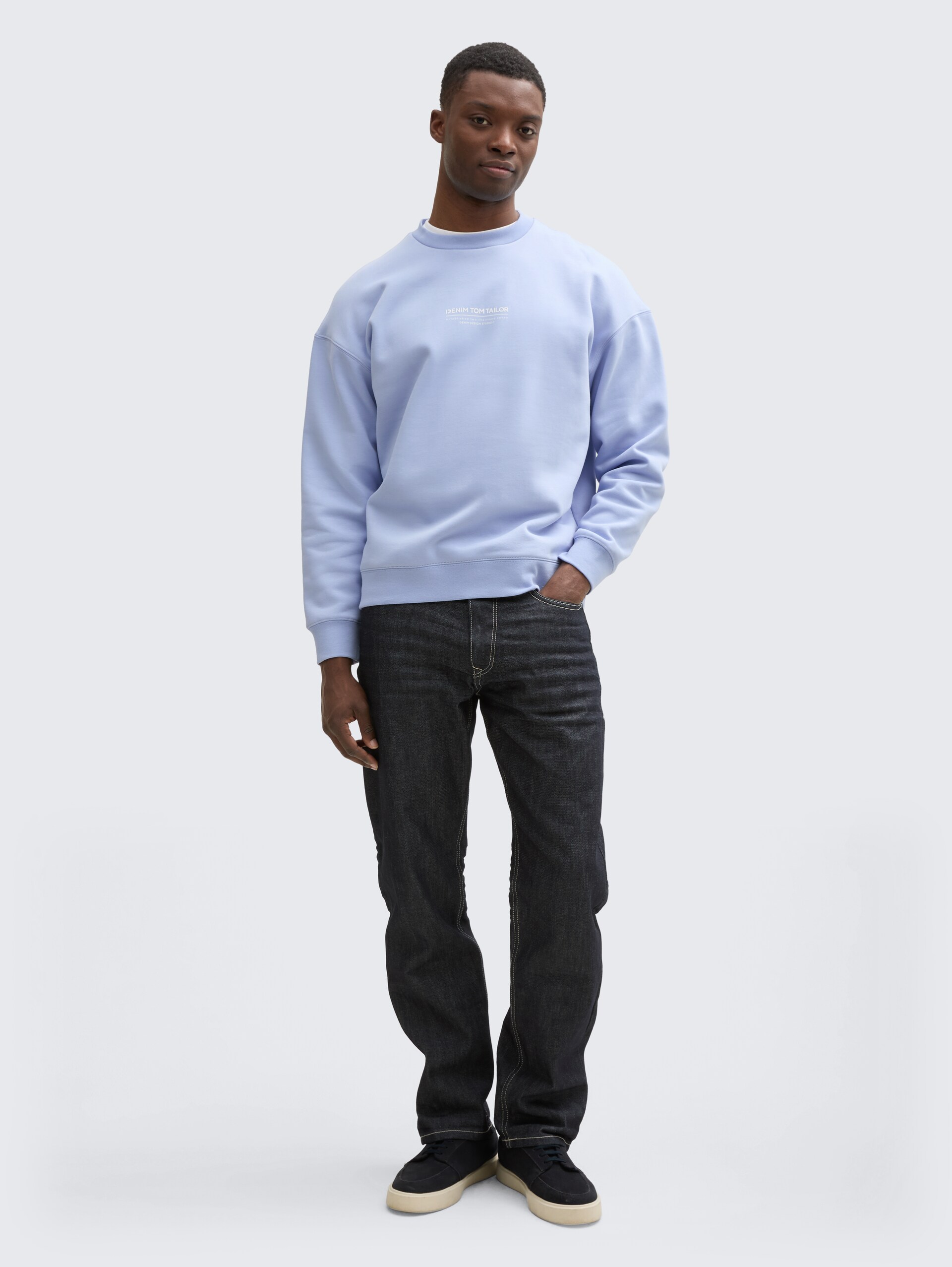 Relaxed Sweatshirt mit Logo-Print - Brunnera Blue - Model-Vorderansicht