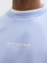 Relaxed Sweatshirt mit Logo-Print - Brunnera Blue - Detail-Model-Ansicht