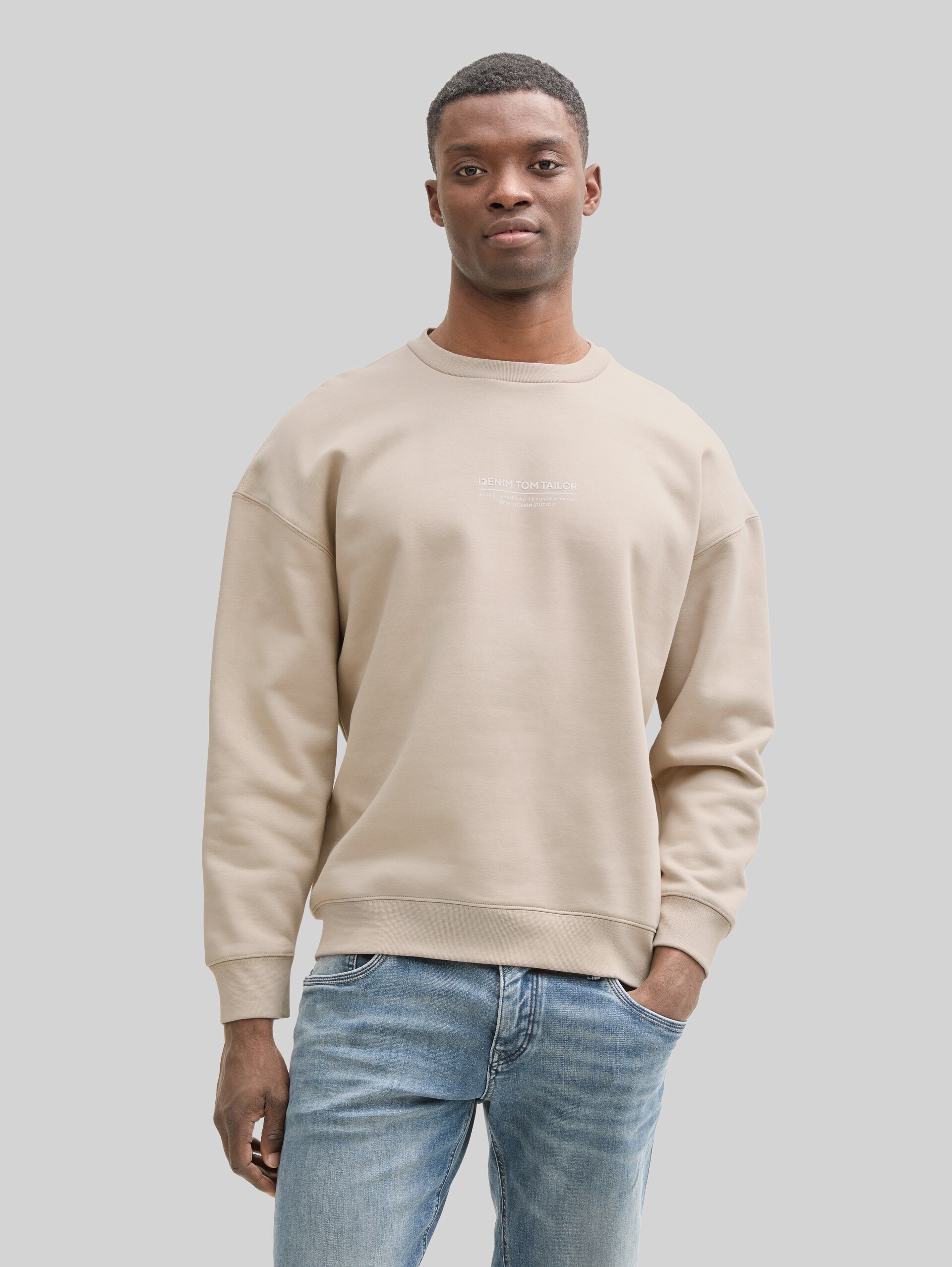 Relaxed Sweatshirt mit Logo-Print - light dove grey - Ausschnitt Model-Vorderansicht