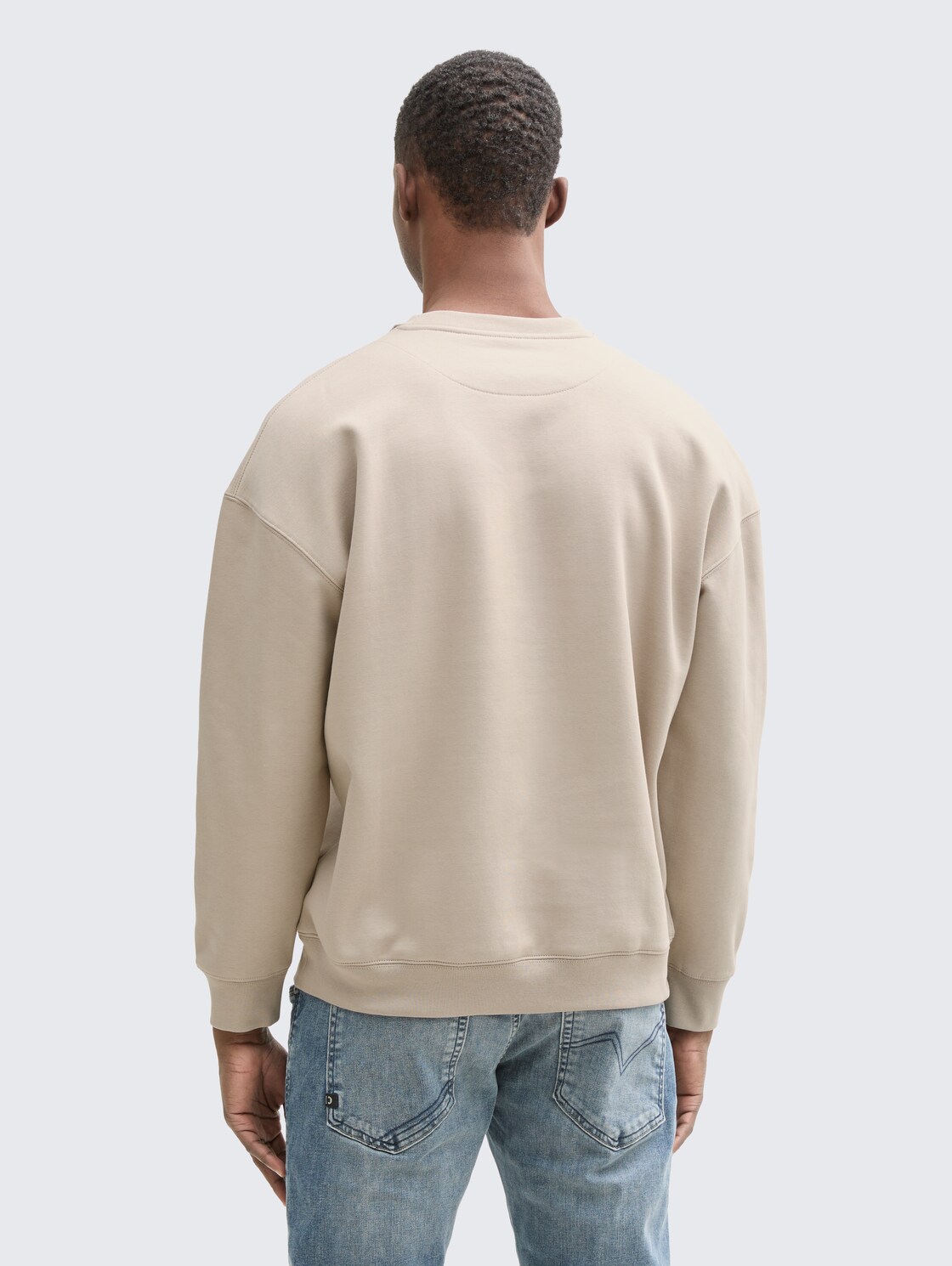 Relaxed Sweatshirt mit Logo-Print - light dove grey - Auschnitt Model-Rückansicht