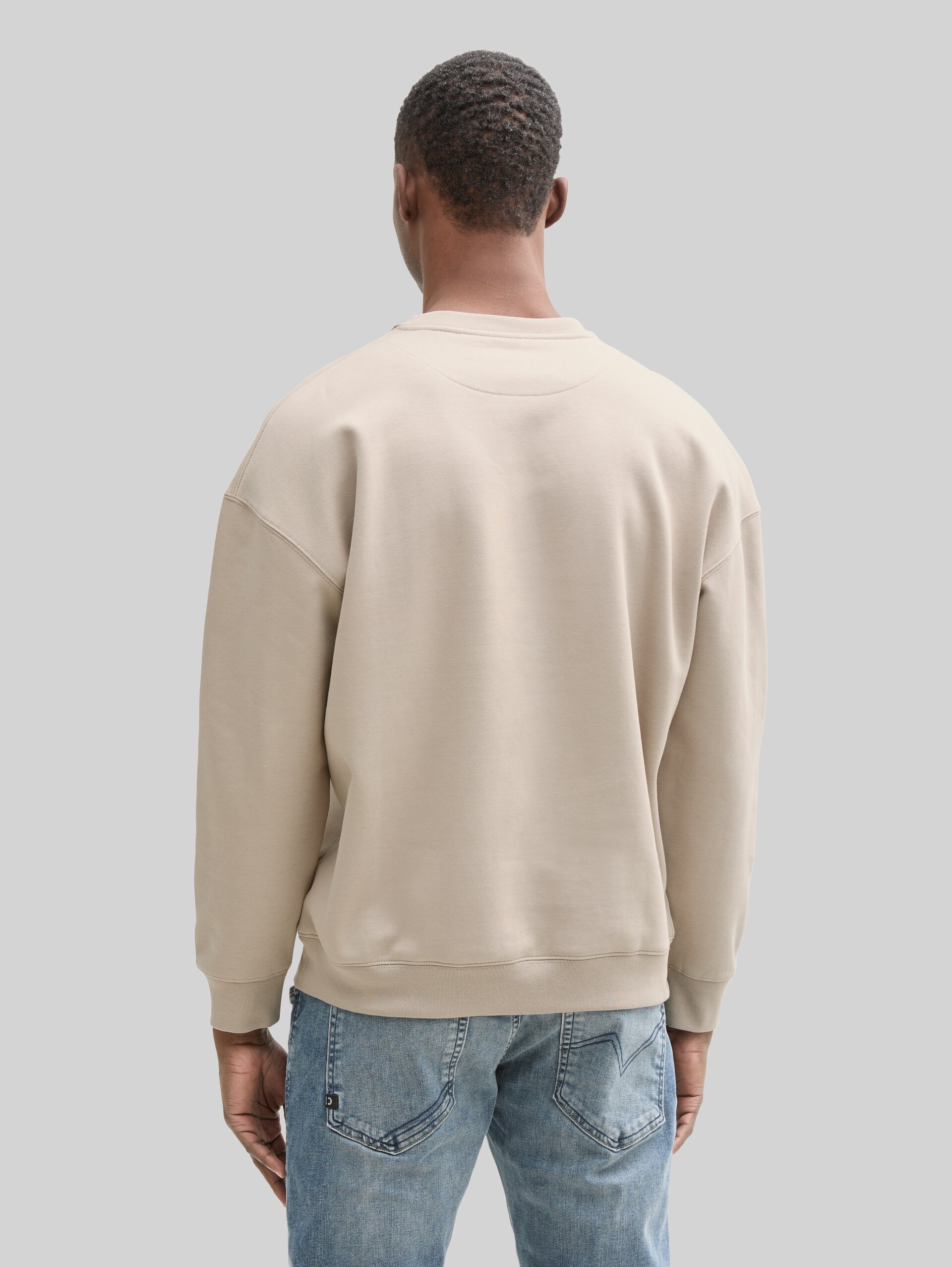 Relaxed Sweatshirt mit Logo-Print - light dove grey - Auschnitt Model-Rückansicht