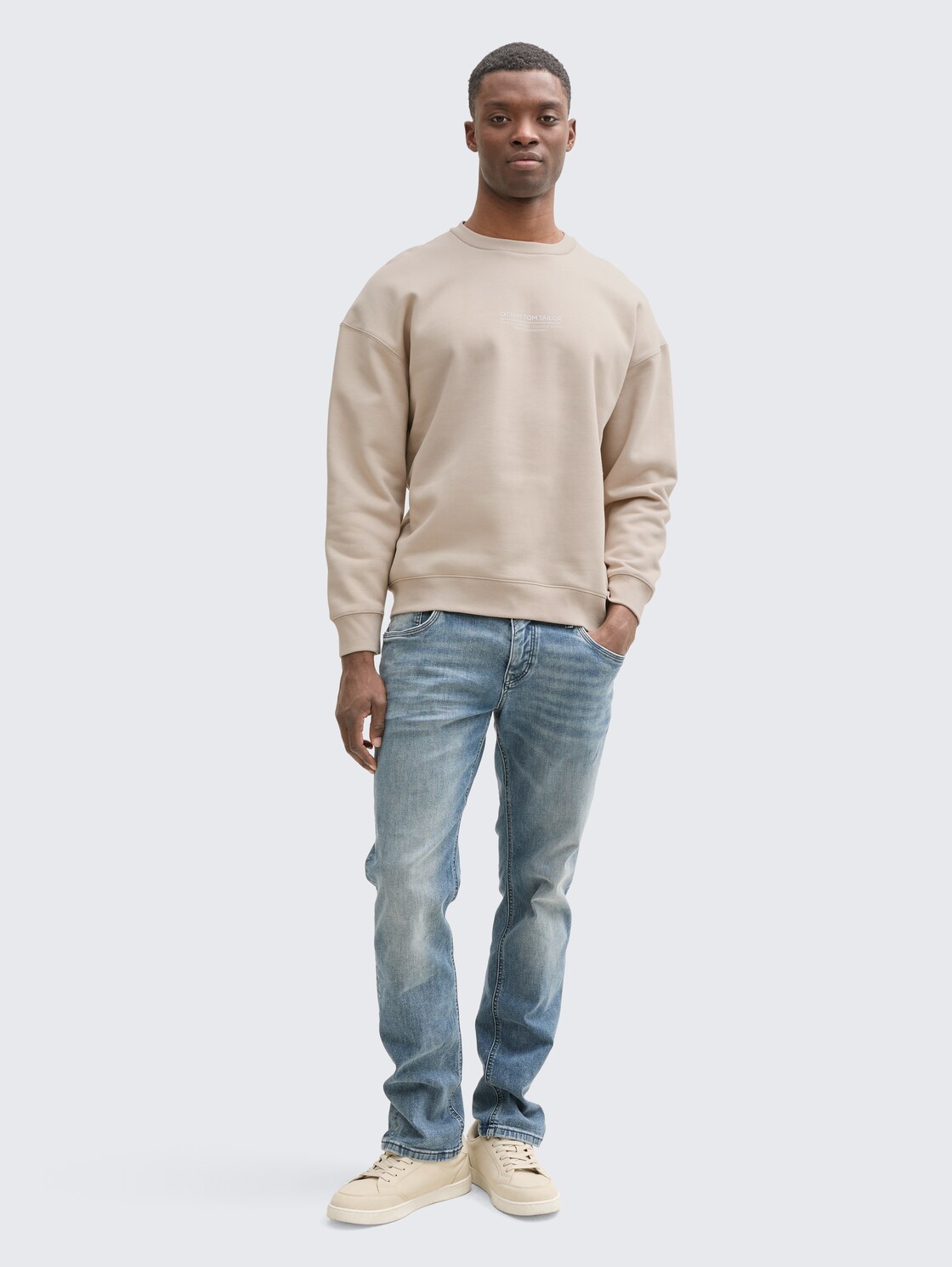 Relaxed Sweatshirt mit Logo-Print - light dove grey - Model-Vorderansicht