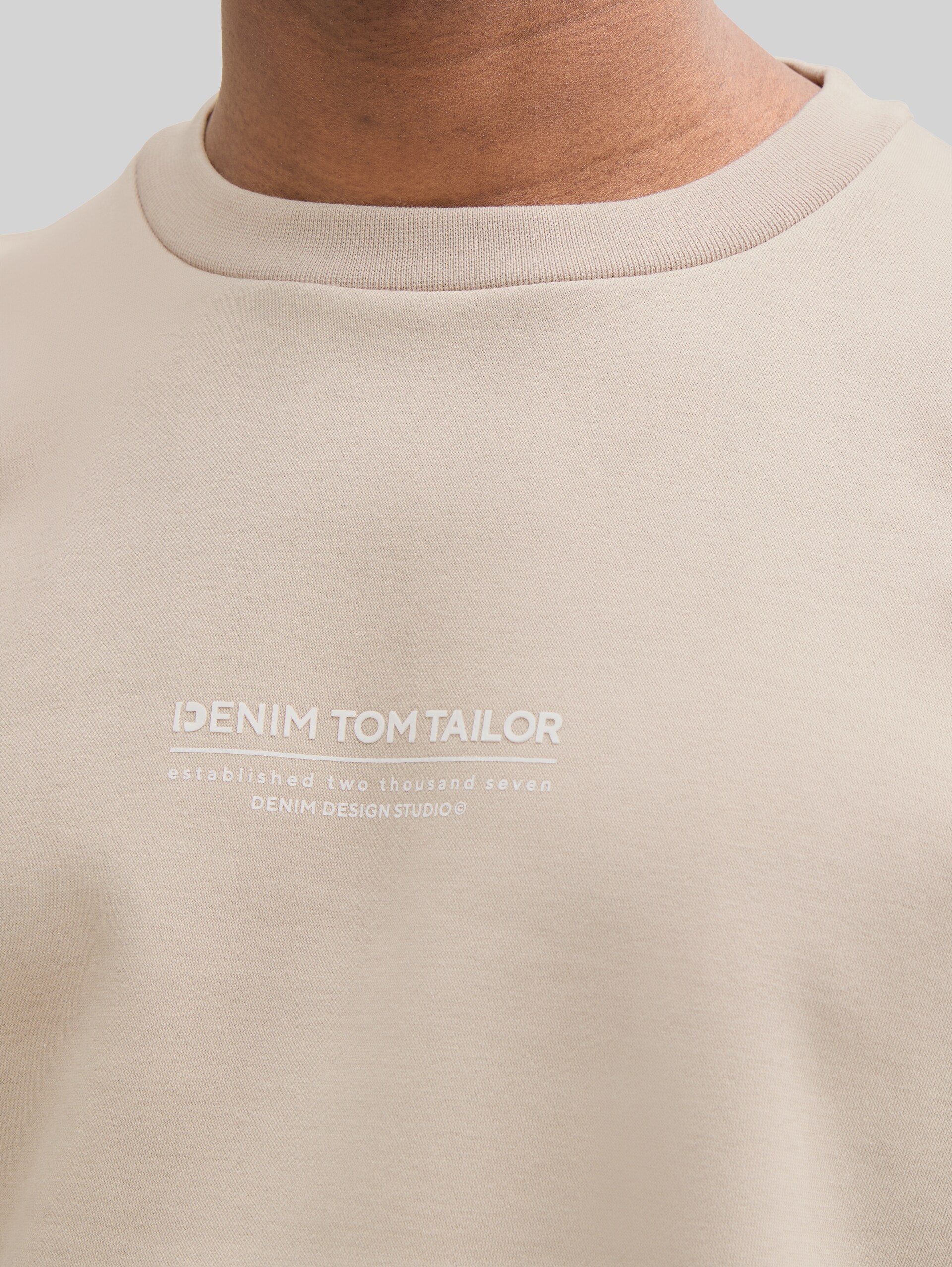 Relaxed Sweatshirt mit Logo-Print - light dove grey - Detail-Model-Ansicht