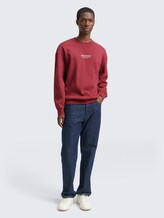Relaxed Sweatshirt mit Logo-Print - burnt russet - Model-Vorderansicht