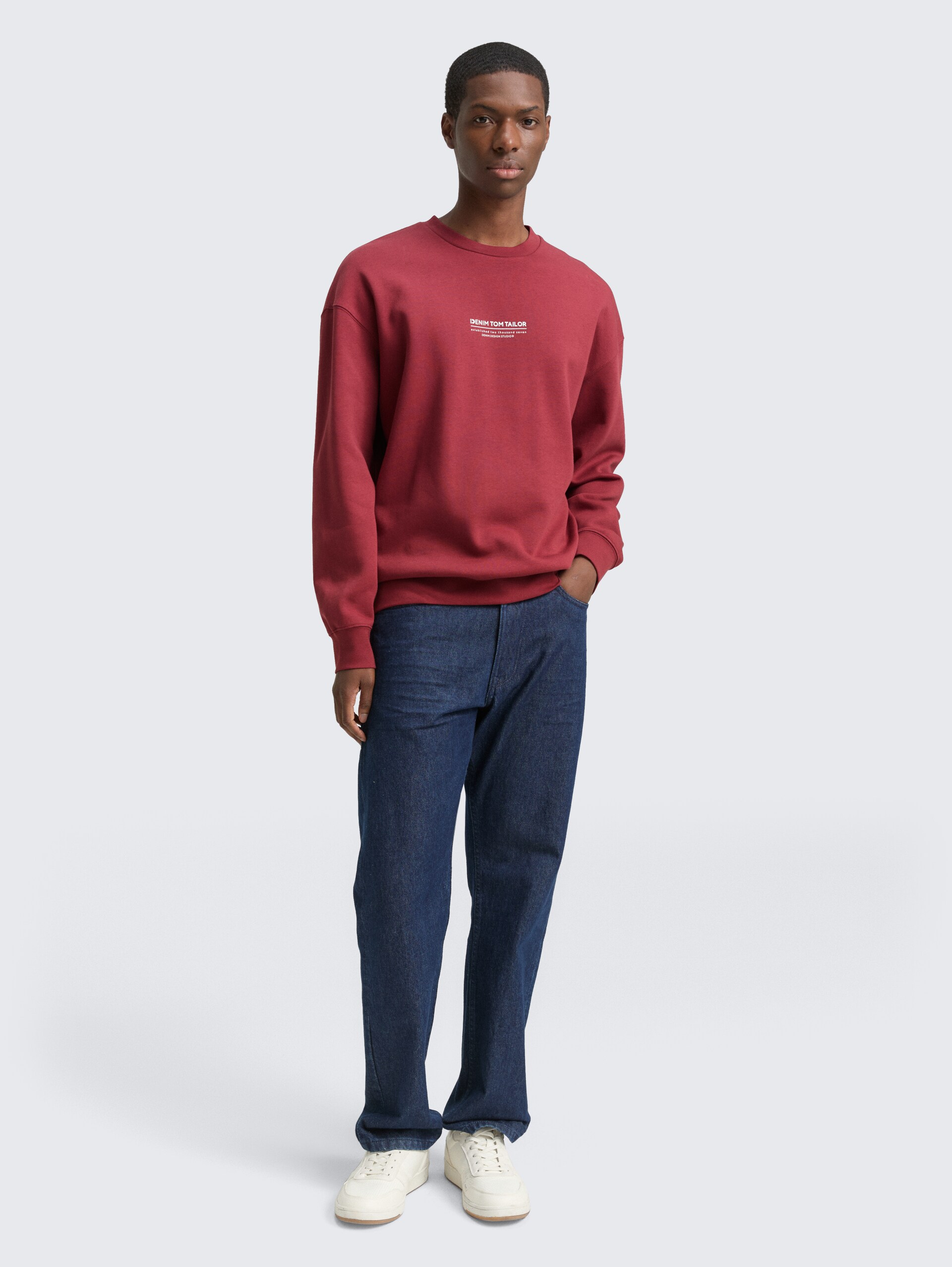 Relaxed Sweatshirt mit Logo-Print - burnt russet - Model-Vorderansicht