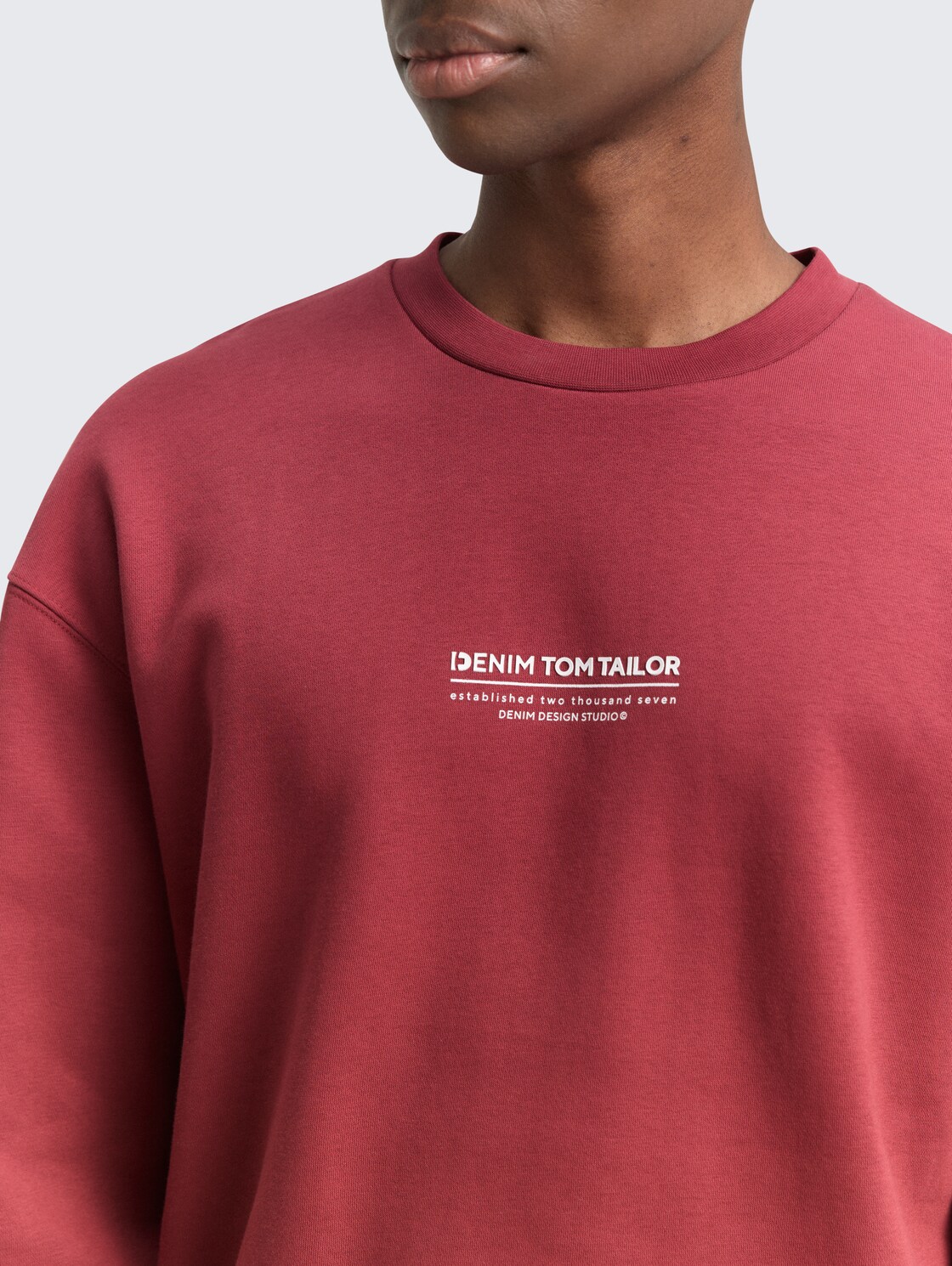 Relaxed Sweatshirt mit Logo-Print - burnt russet - Detail-Model-Ansicht