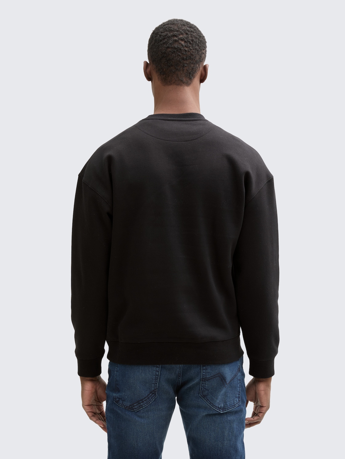 Relaxed Sweatshirt mit Logo-Print - Black - Auschnitt Model-Rückansicht