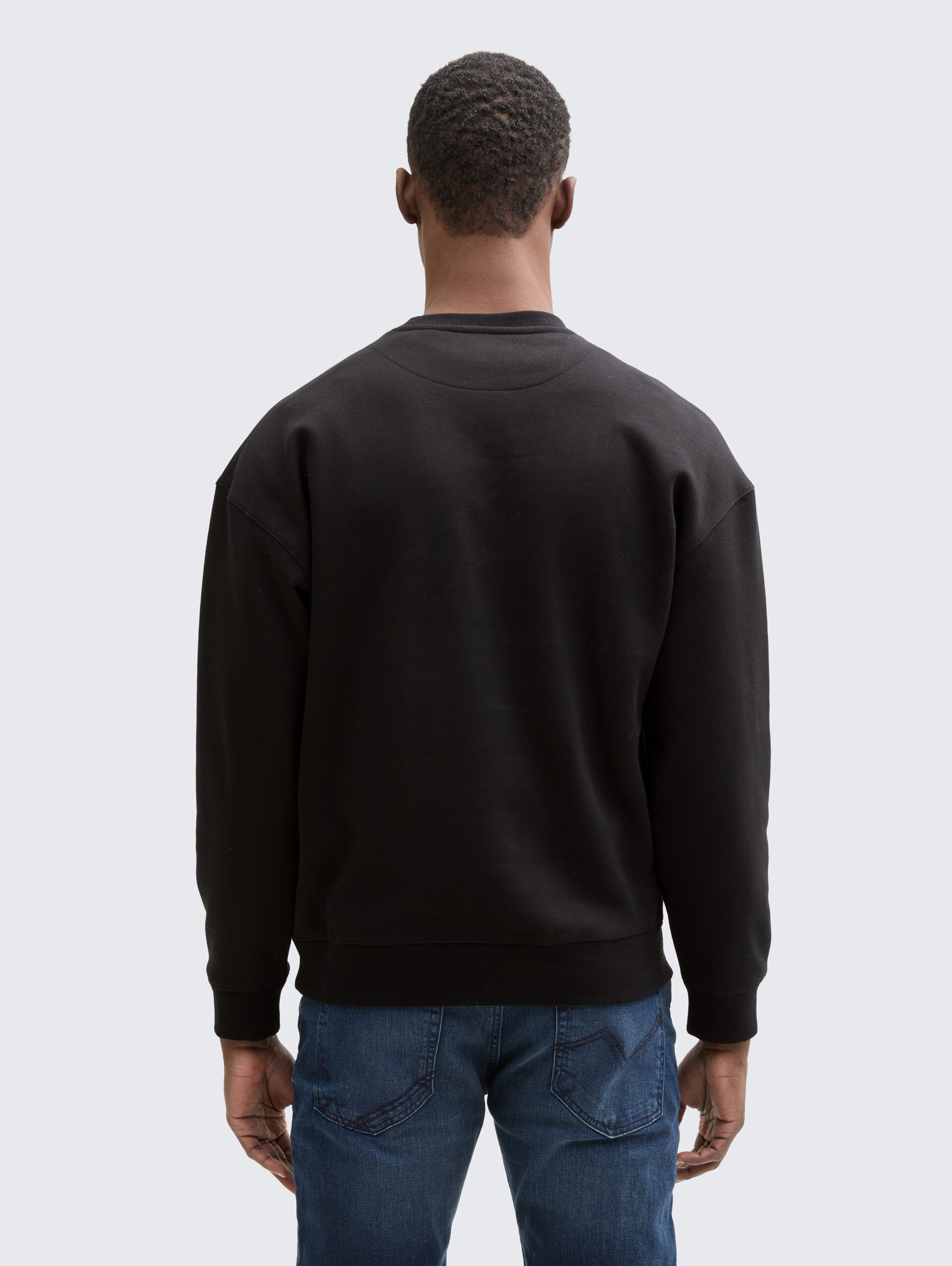 Relaxed Sweatshirt mit Logo-Print - Black - Auschnitt Model-Rückansicht