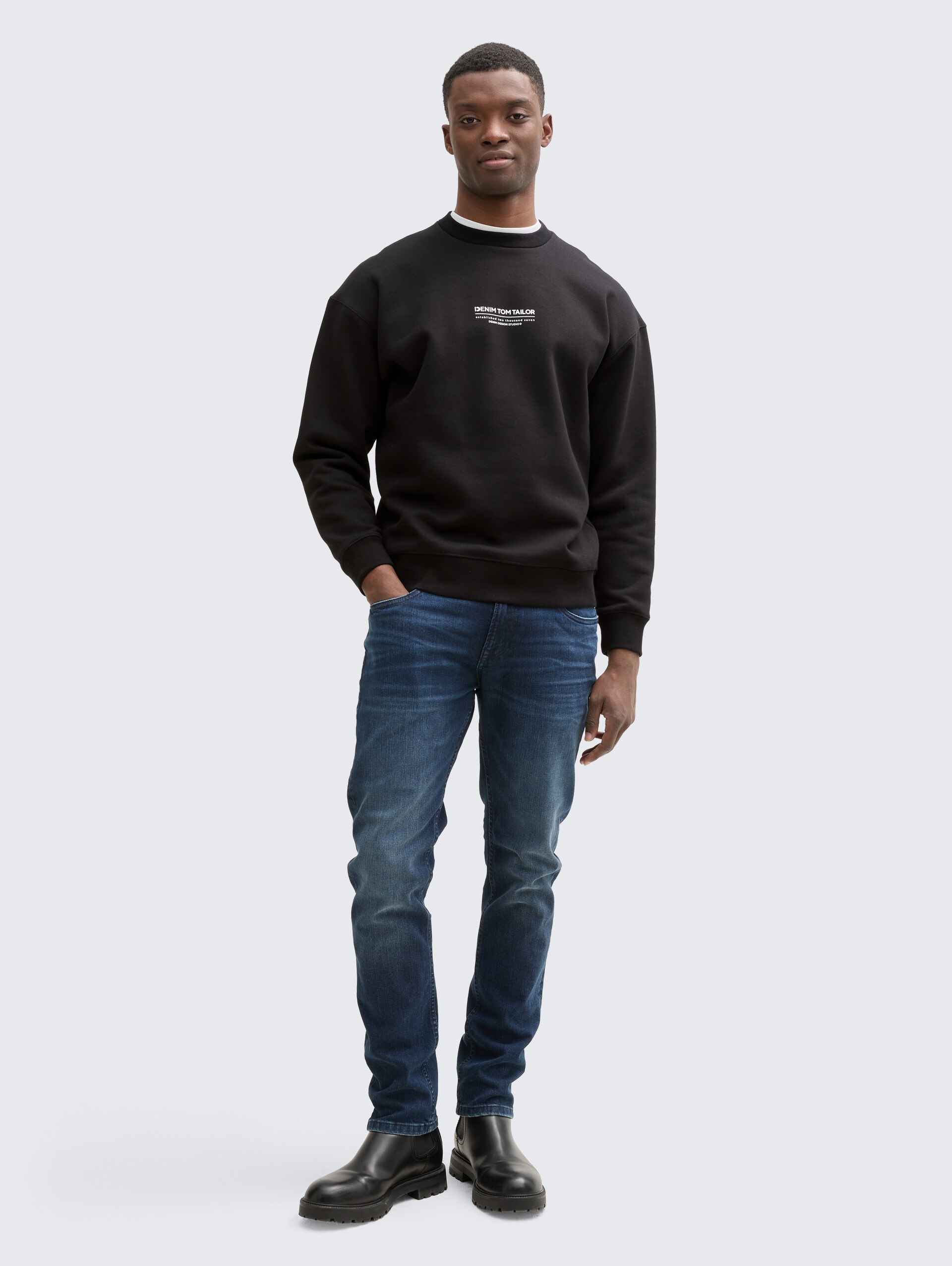 Relaxed Sweatshirt mit Logo-Print - Black - Model-Vorderansicht