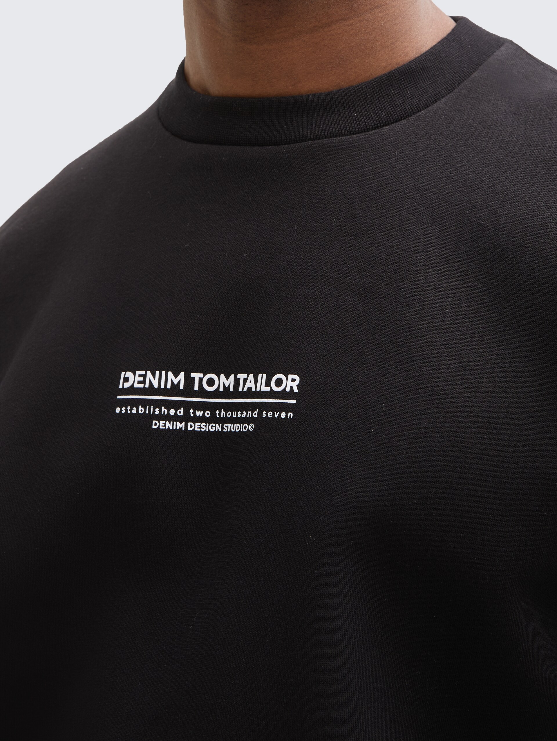 Relaxed Sweatshirt mit Logo-Print - Black - Detail-Model-Ansicht