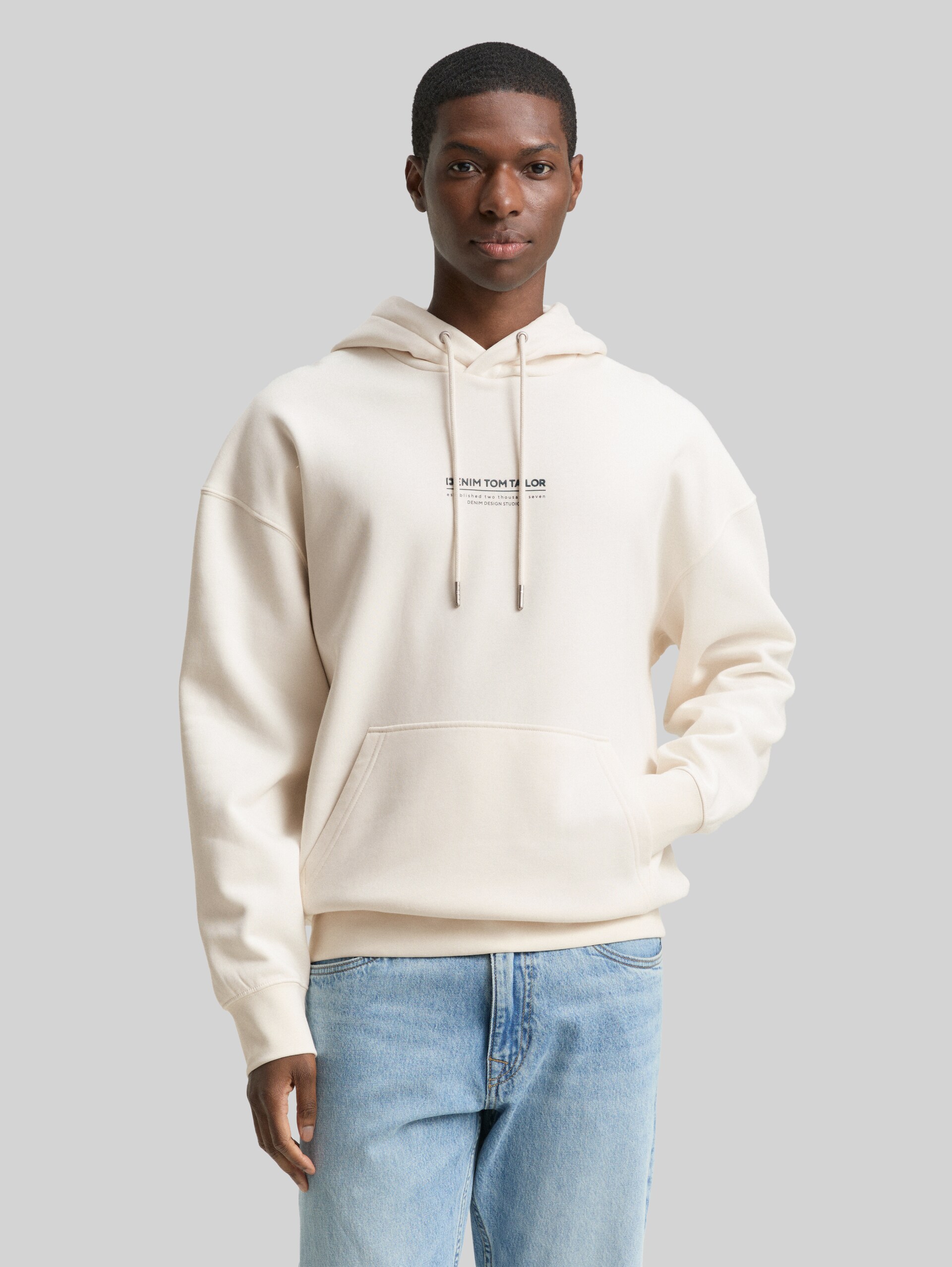 Relaxed Hoodie Sweatshirt mit Logo-Print - Gardenia White - Ausschnitt Model-Vorderansicht