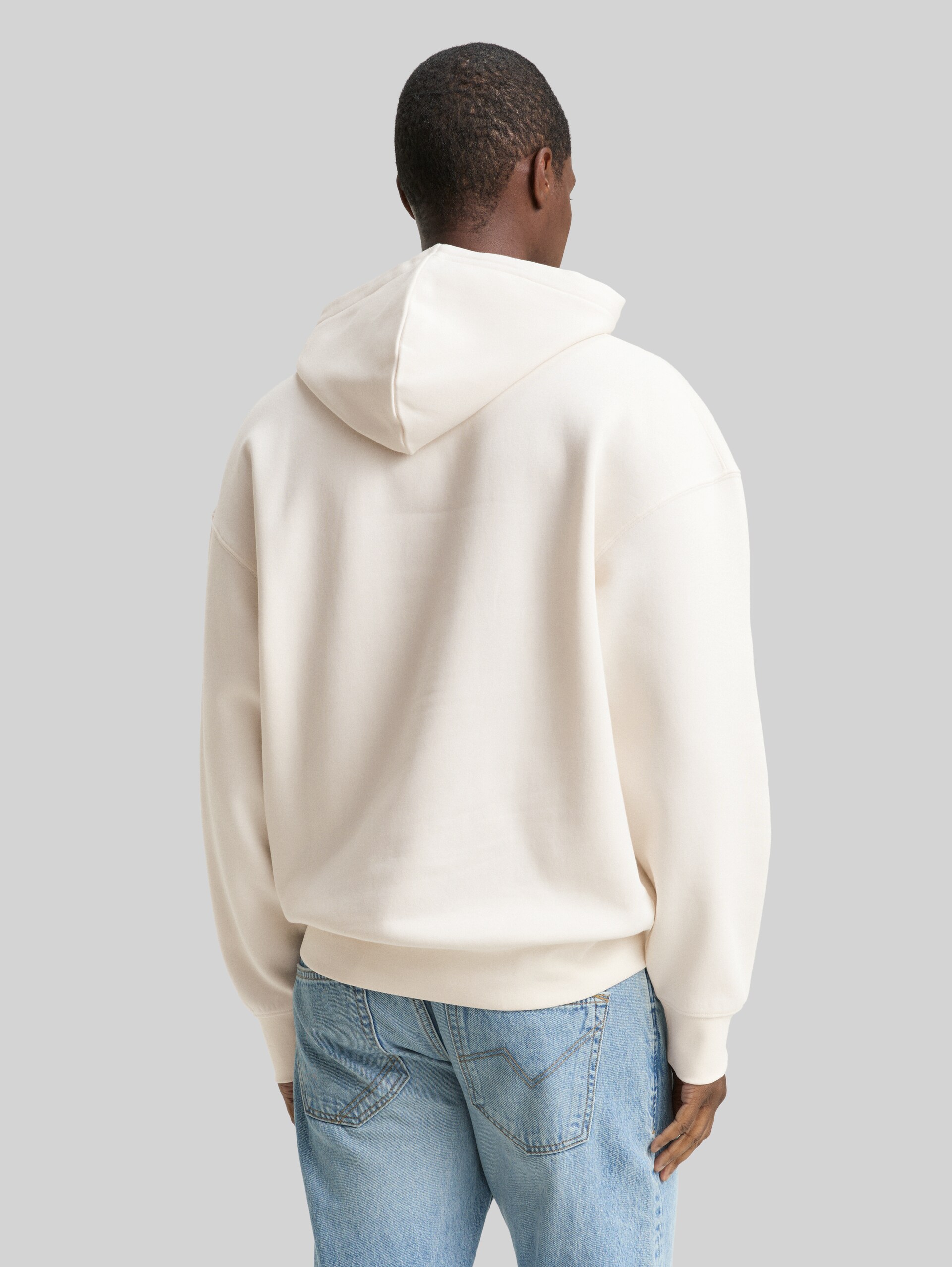 Relaxed Hoodie Sweatshirt mit Logo-Print - Gardenia White - Auschnitt Model-Rückansicht