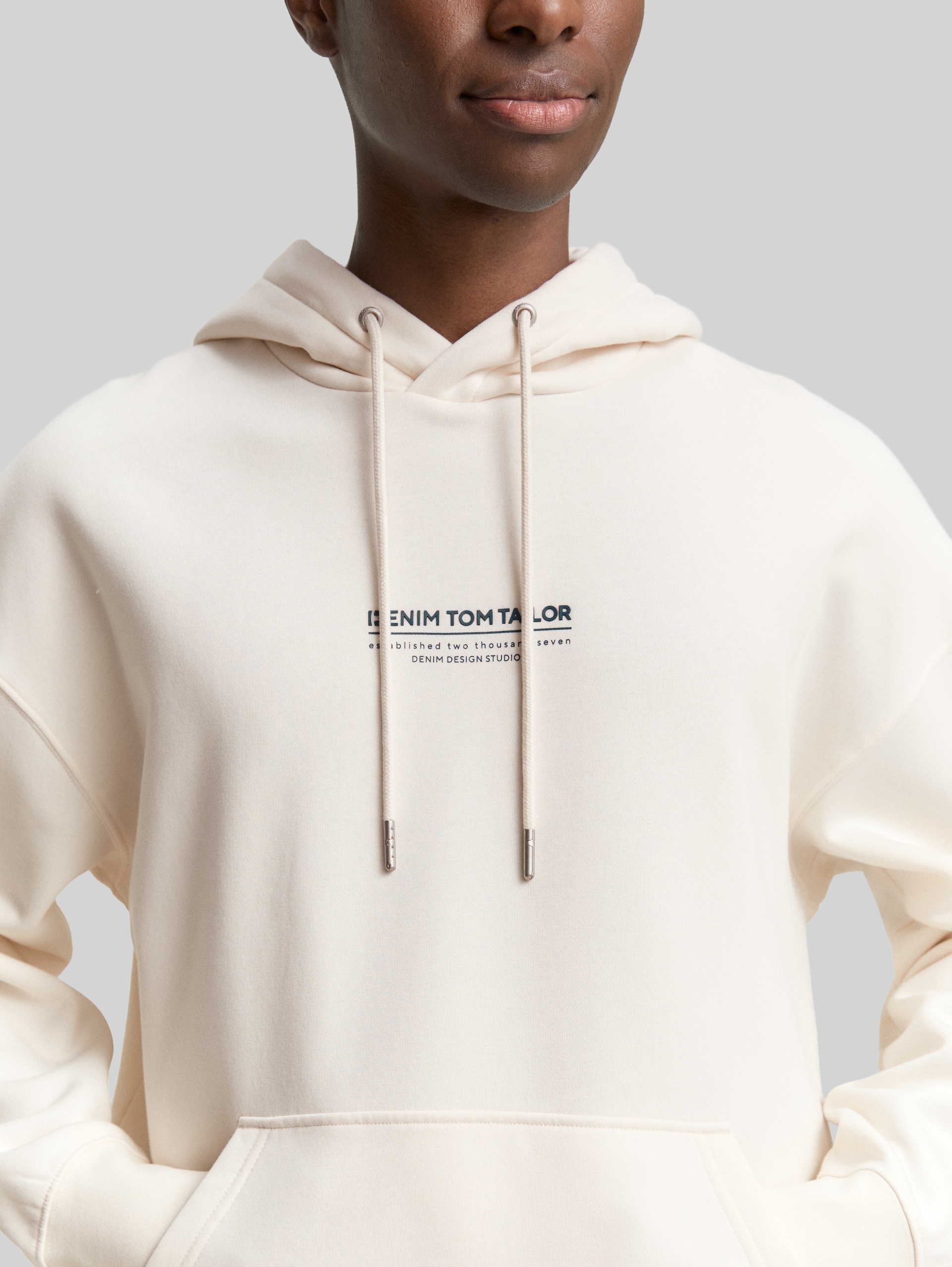 Relaxed Hoodie Sweatshirt mit Logo-Print - Gardenia White - Detail-Model-Ansicht