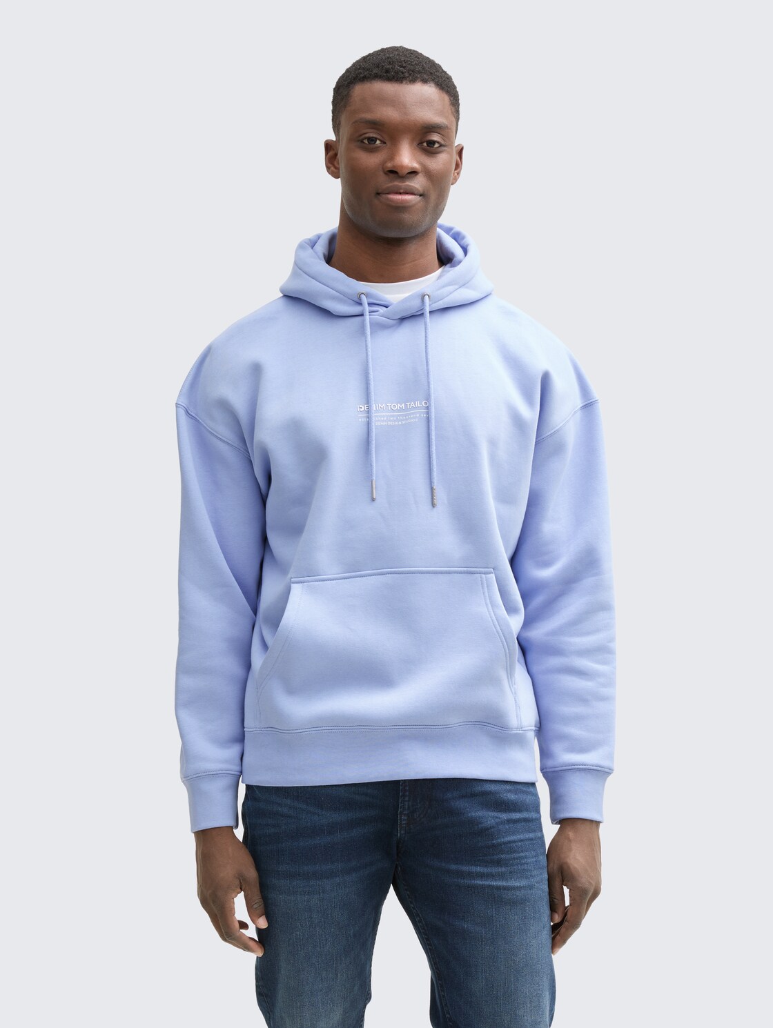 Relaxed Hoodie Sweatshirt mit Logo-Print - Brunnera Blue - Ausschnitt Model-Vorderansicht