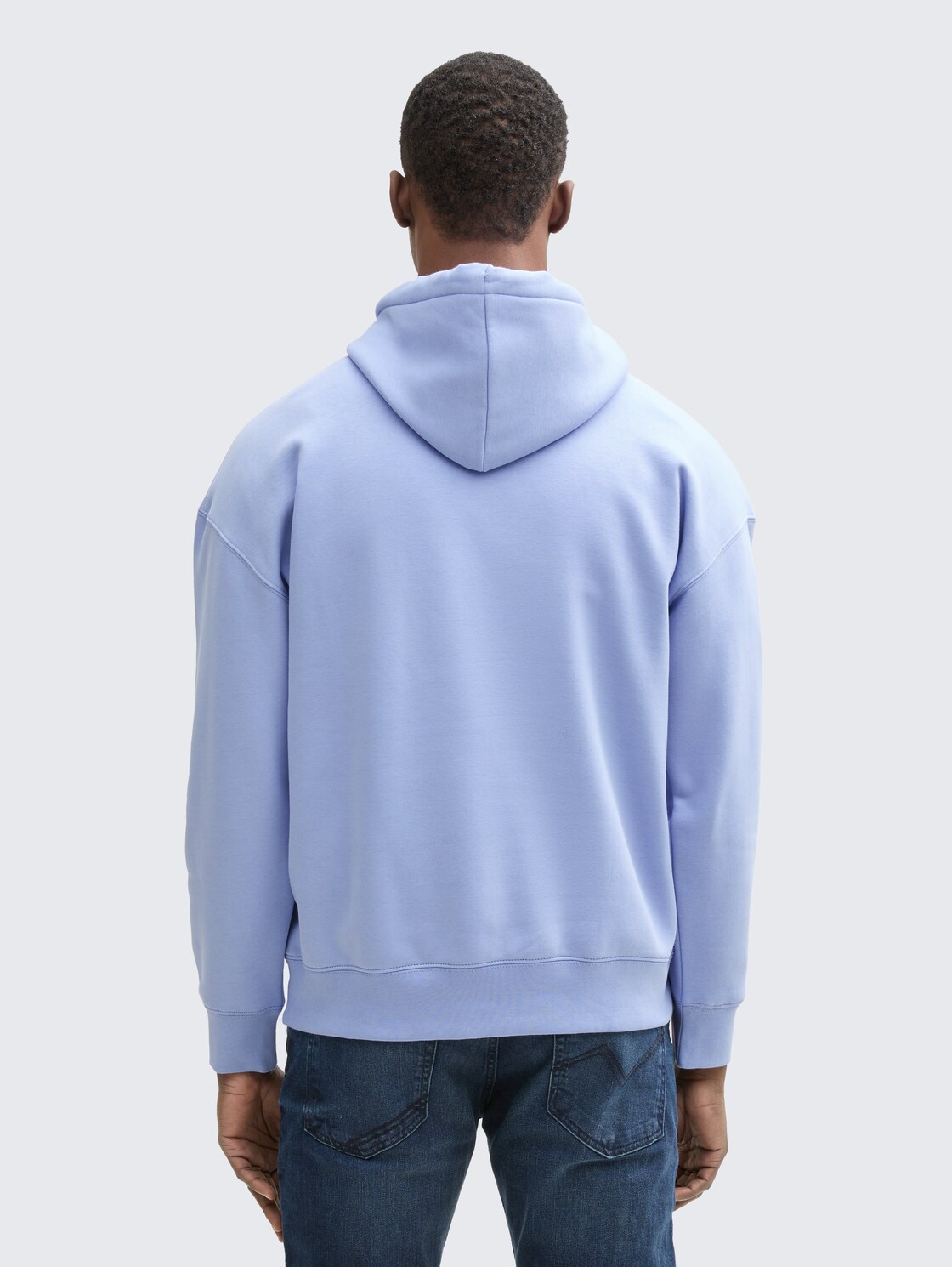Relaxed Hoodie Sweatshirt mit Logo-Print - Brunnera Blue - Auschnitt Model-Rückansicht