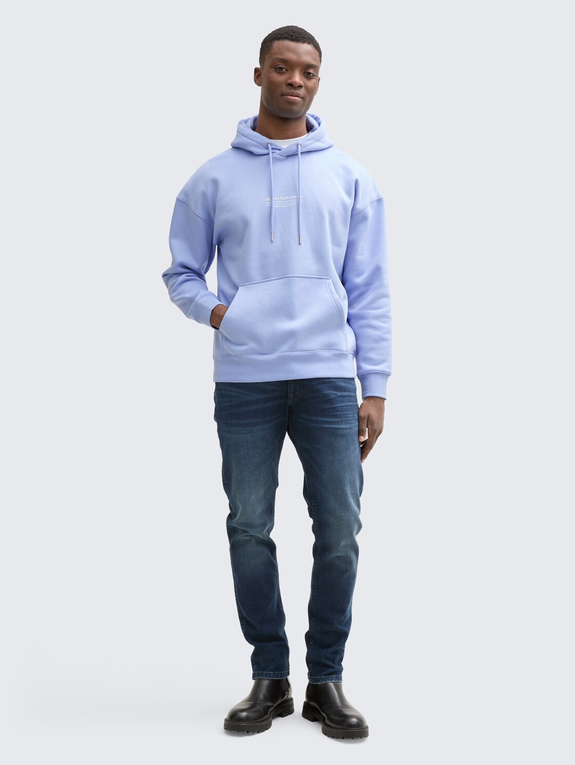 Relaxed Hoodie Sweatshirt mit Logo-Print - Brunnera Blue - Model-Vorderansicht