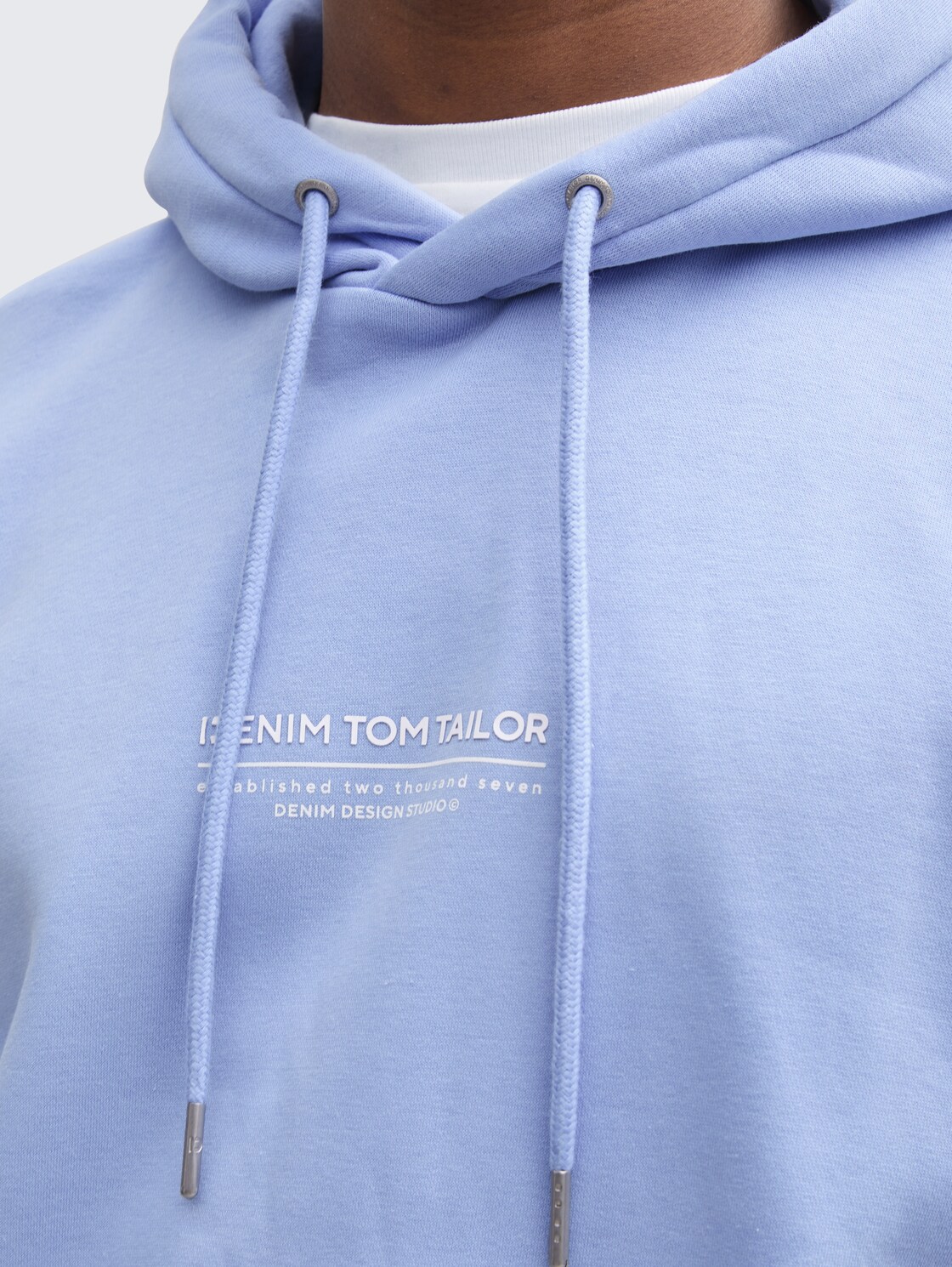 Relaxed Hoodie Sweatshirt mit Logo-Print - Brunnera Blue - Detail-Model-Ansicht