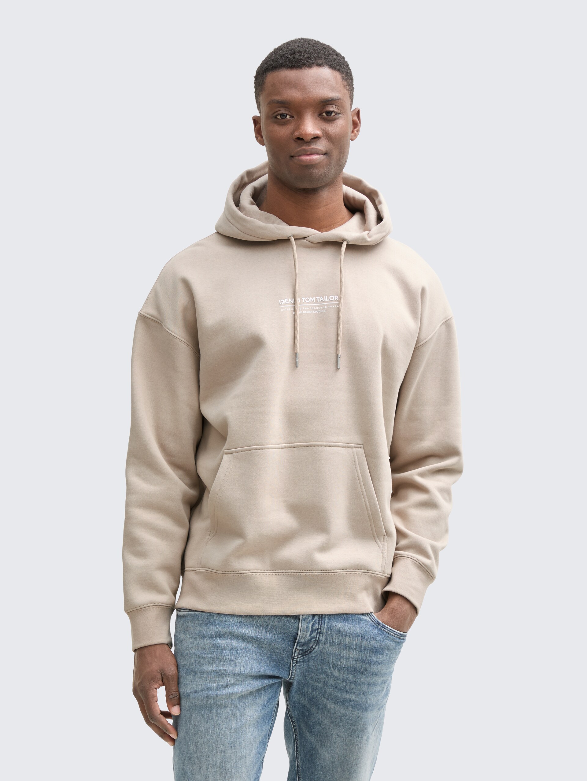 Relaxed Hoodie Sweatshirt mit Logo-Print - light dove grey - Ausschnitt Model-Vorderansicht