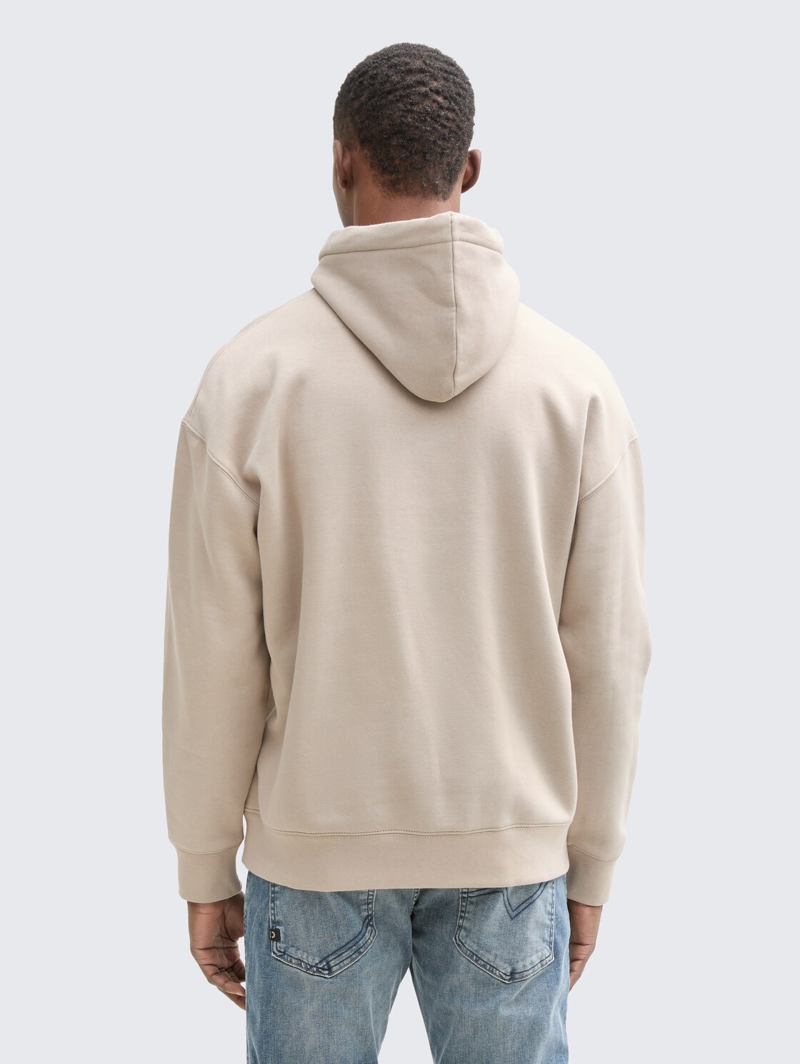 Relaxed Hoodie Sweatshirt mit Logo-Print - light dove grey - Auschnitt Model-Rückansicht