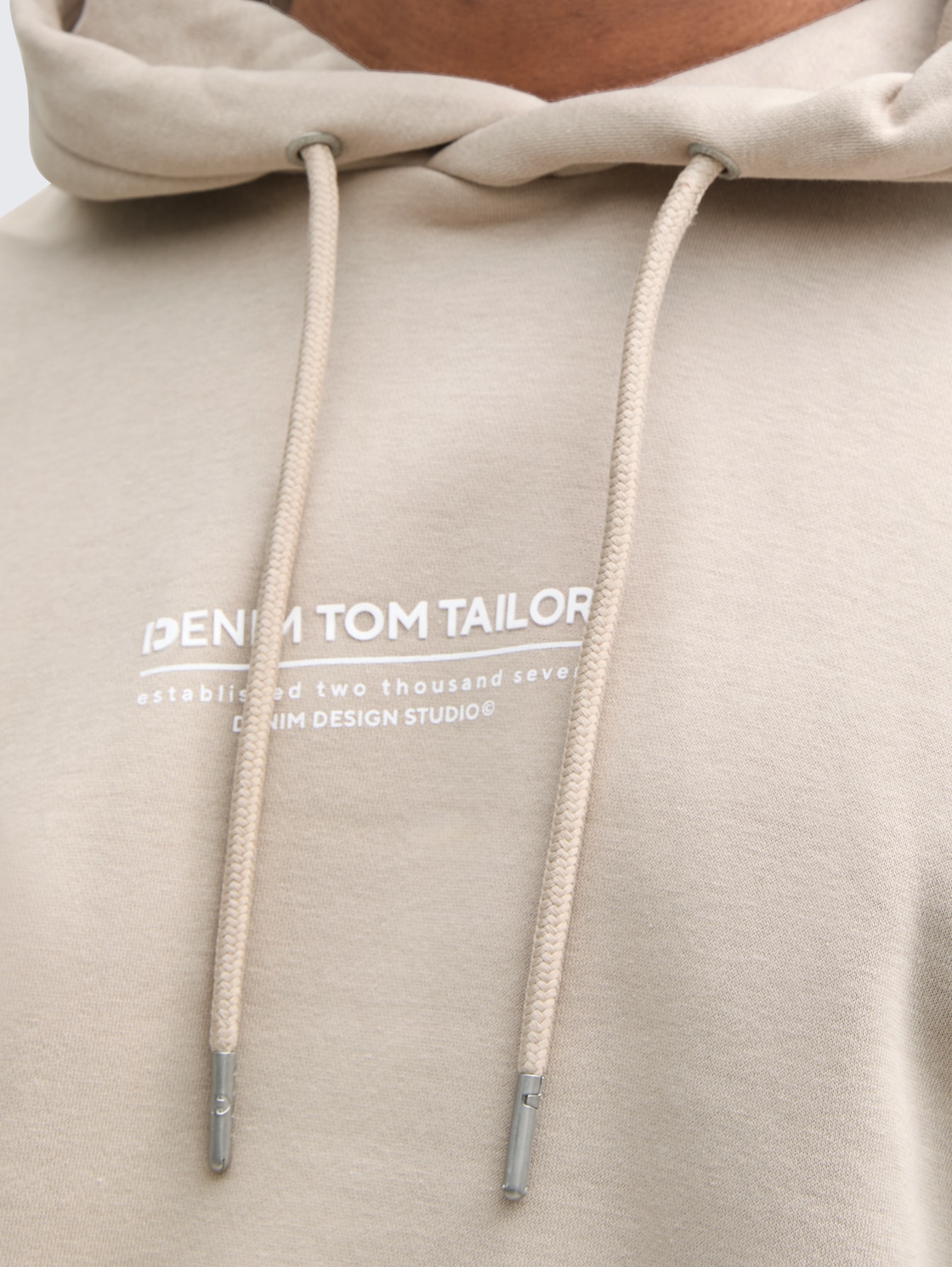 Relaxed Hoodie Sweatshirt mit Logo-Print - light dove grey - Detail-Model-Ansicht