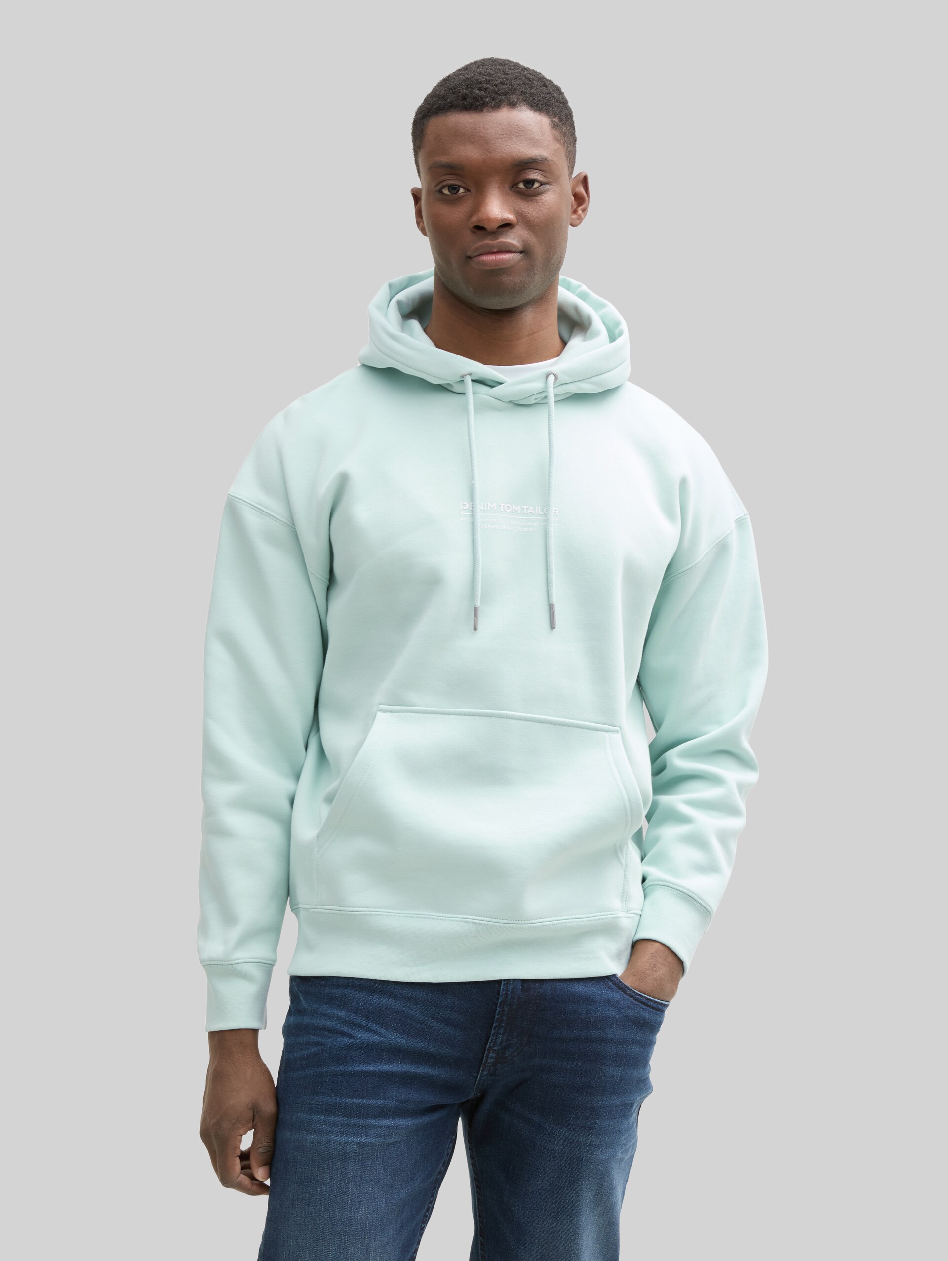 Relaxed hoodie sweatshirt with logo print - sea foam - Neckline model front view