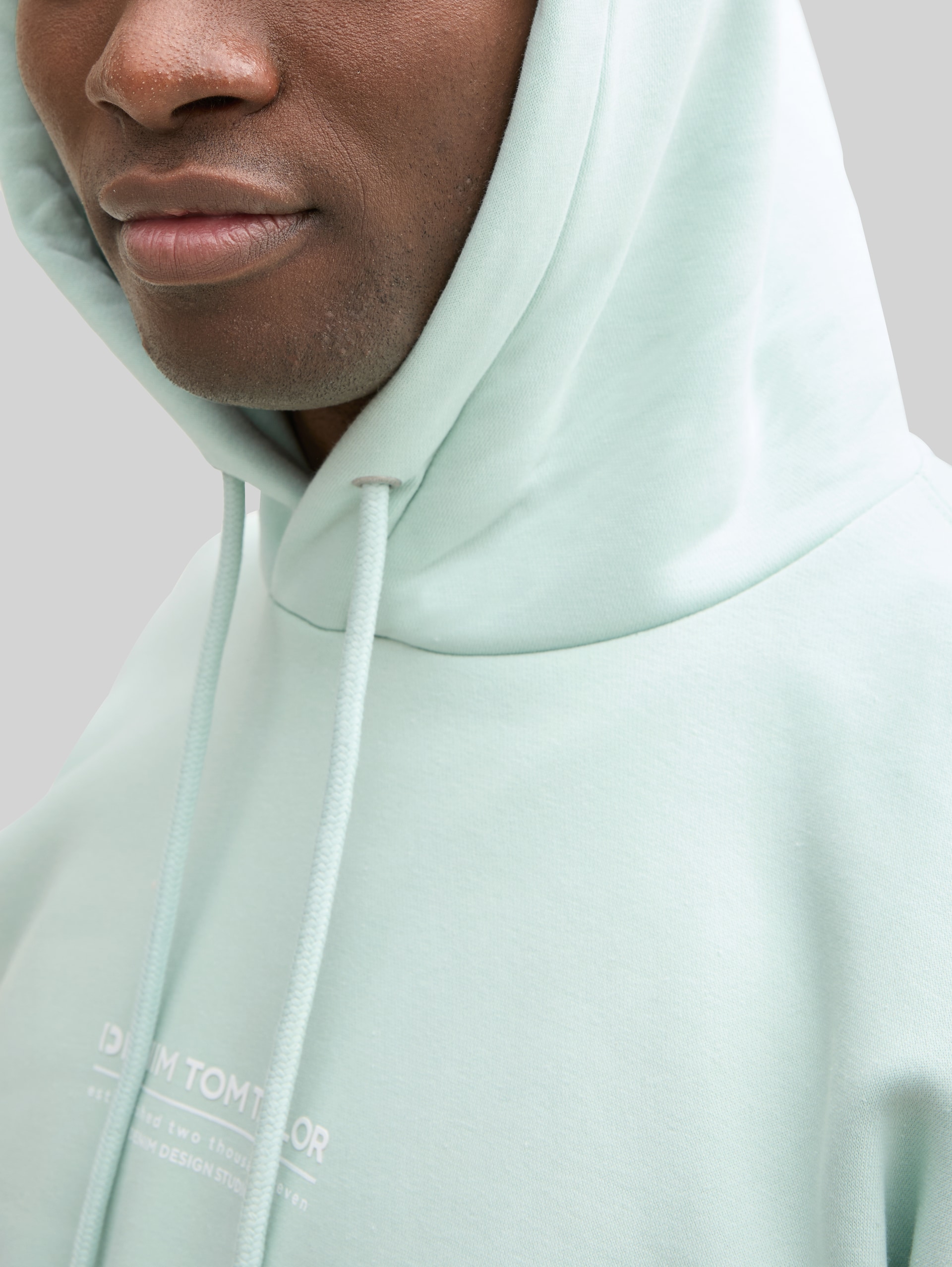 Relaxed hoodie sweatshirt with logo print - sea foam - Detail model view