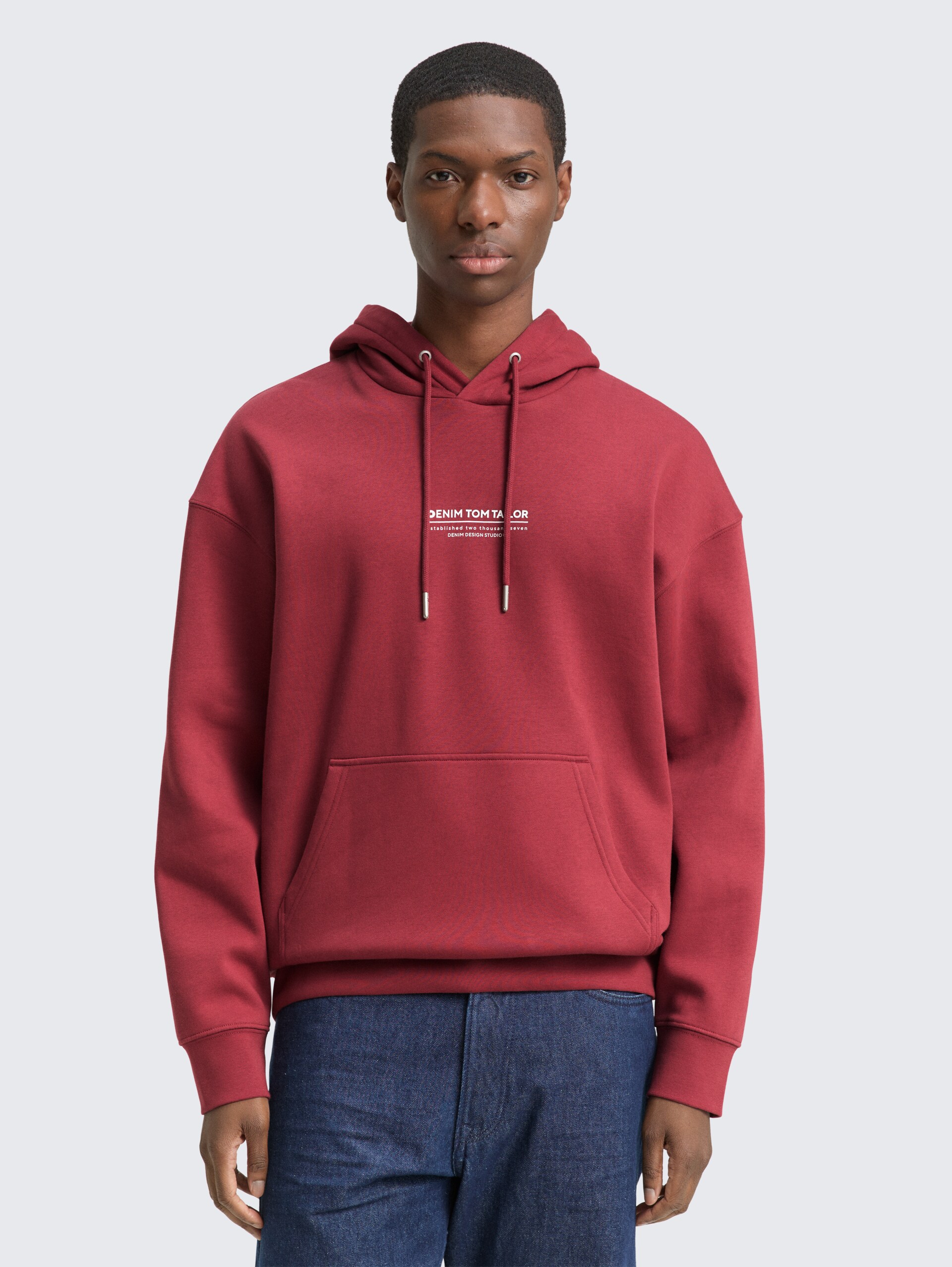 Relaxed Hoodie Sweatshirt mit Logo-Print - burnt russet - Ausschnitt Model-Vorderansicht