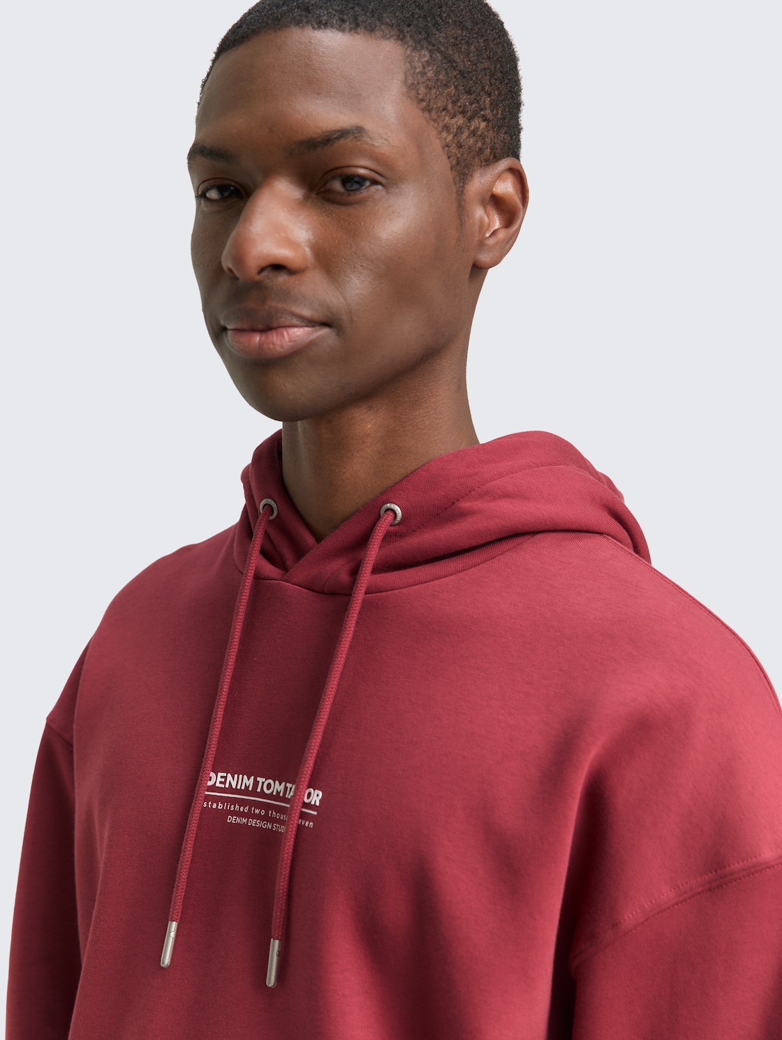 Relaxed Hoodie Sweatshirt mit Logo-Print - burnt russet - Detail-Model-Ansicht