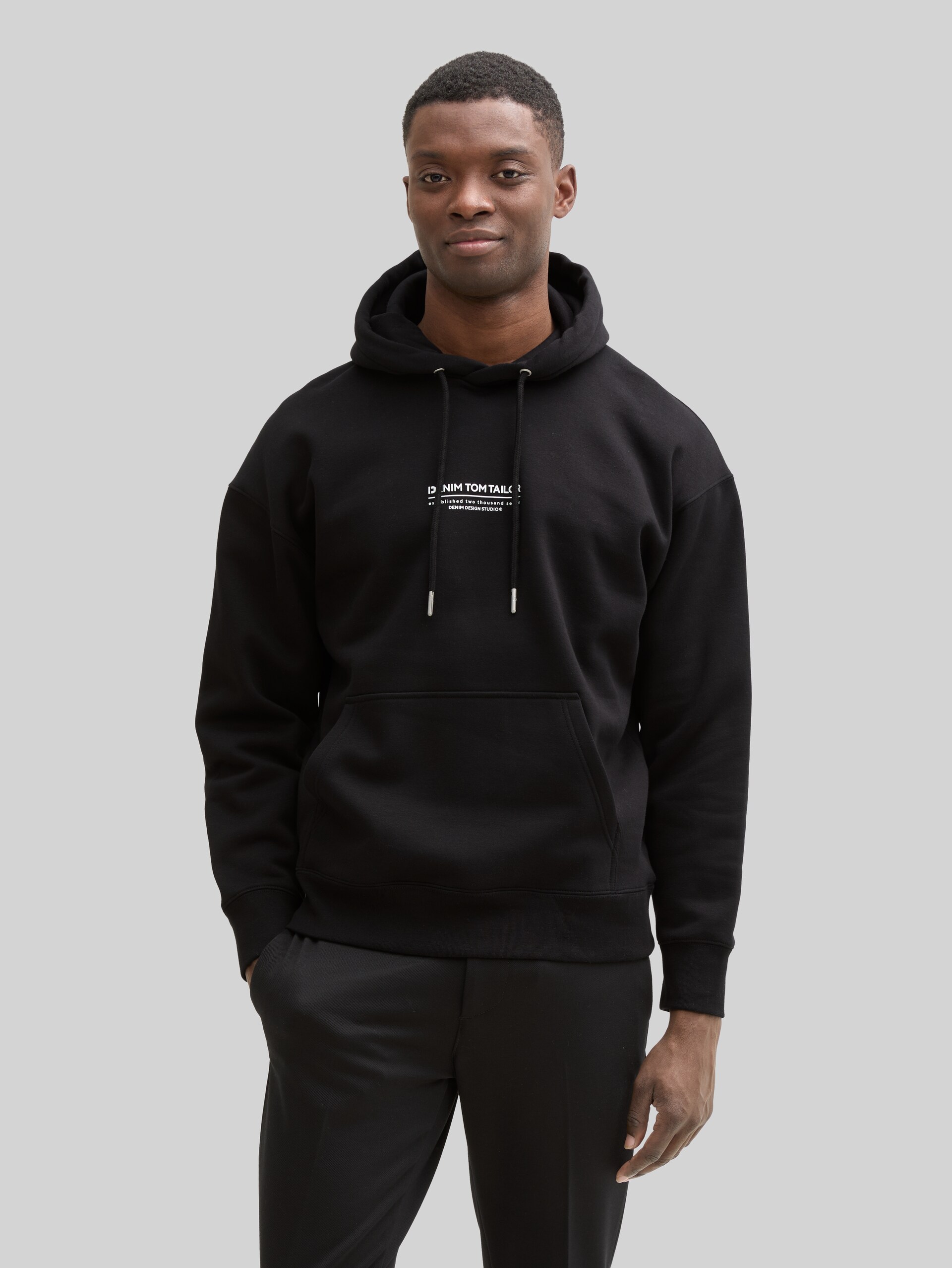 Relaxed hoodie sweatshirt with logo print - Black - Neckline model front view