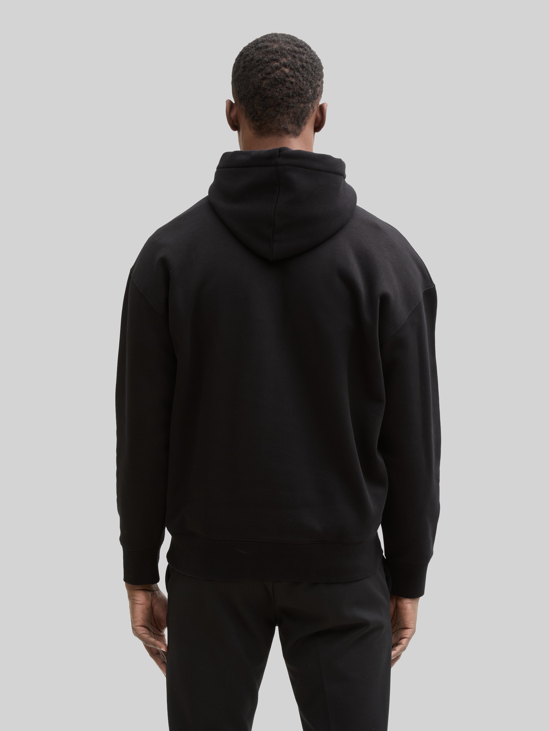 Relaxed hoodie sweatshirt with logo print - Black - Neckline model-back view