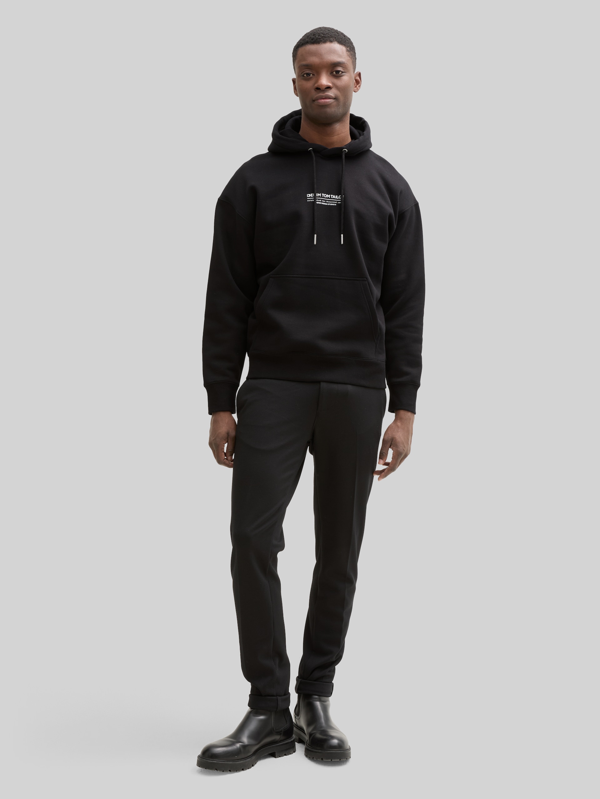 Relaxed hoodie sweatshirt with logo print - Black - Model front view